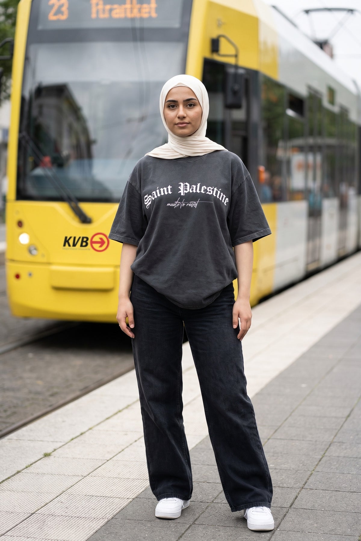 Saint Palestine Washed T-Shirt in Washed Black – Model-Foto Damen, Frontprint