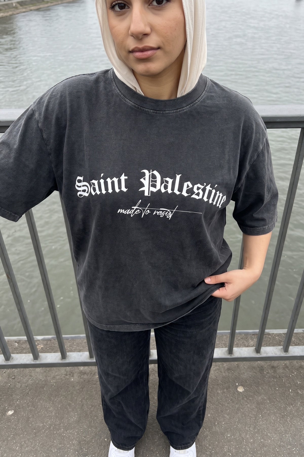 Saint Palestine Washed T-Shirt in Washed Black – Model-Foto Damen, Nahaufnahme Frontprint