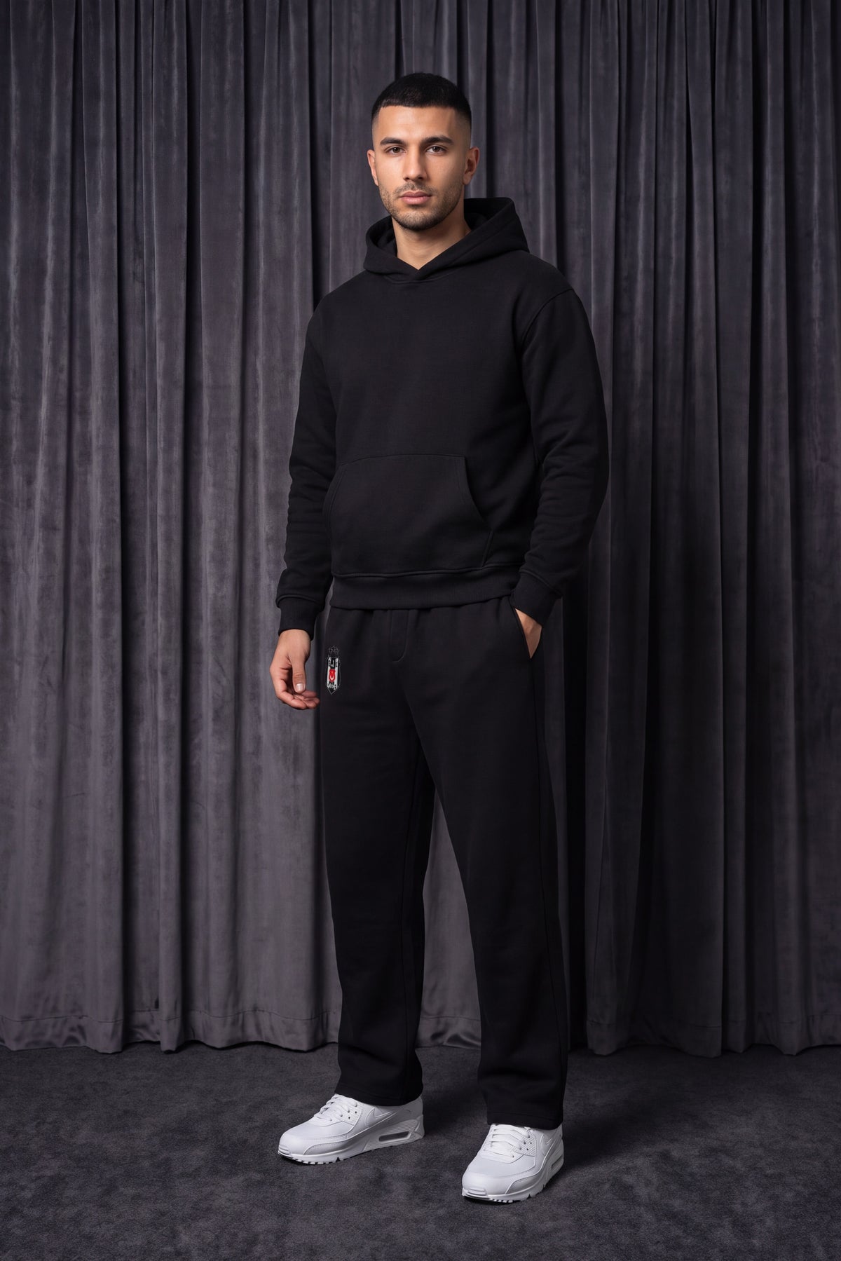 Beşiktaş Oversized Jogger in Schwarz – getragen im Studio