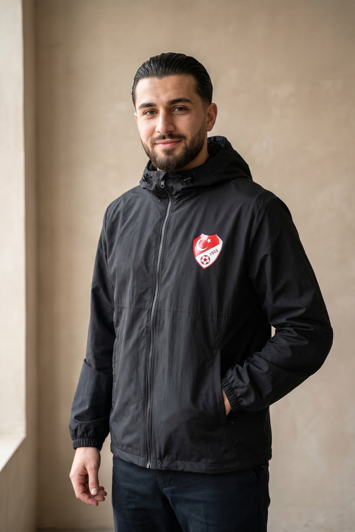 Türkiye Windbreaker in Schwarz – Model-Foto Herren