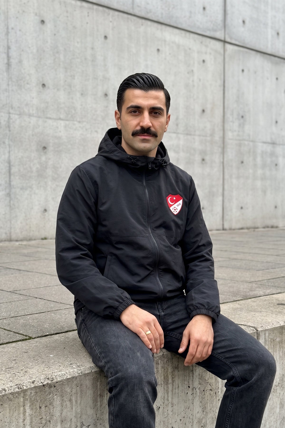 Türkiye Windbreaker in Schwarz – Model-Foto Herren