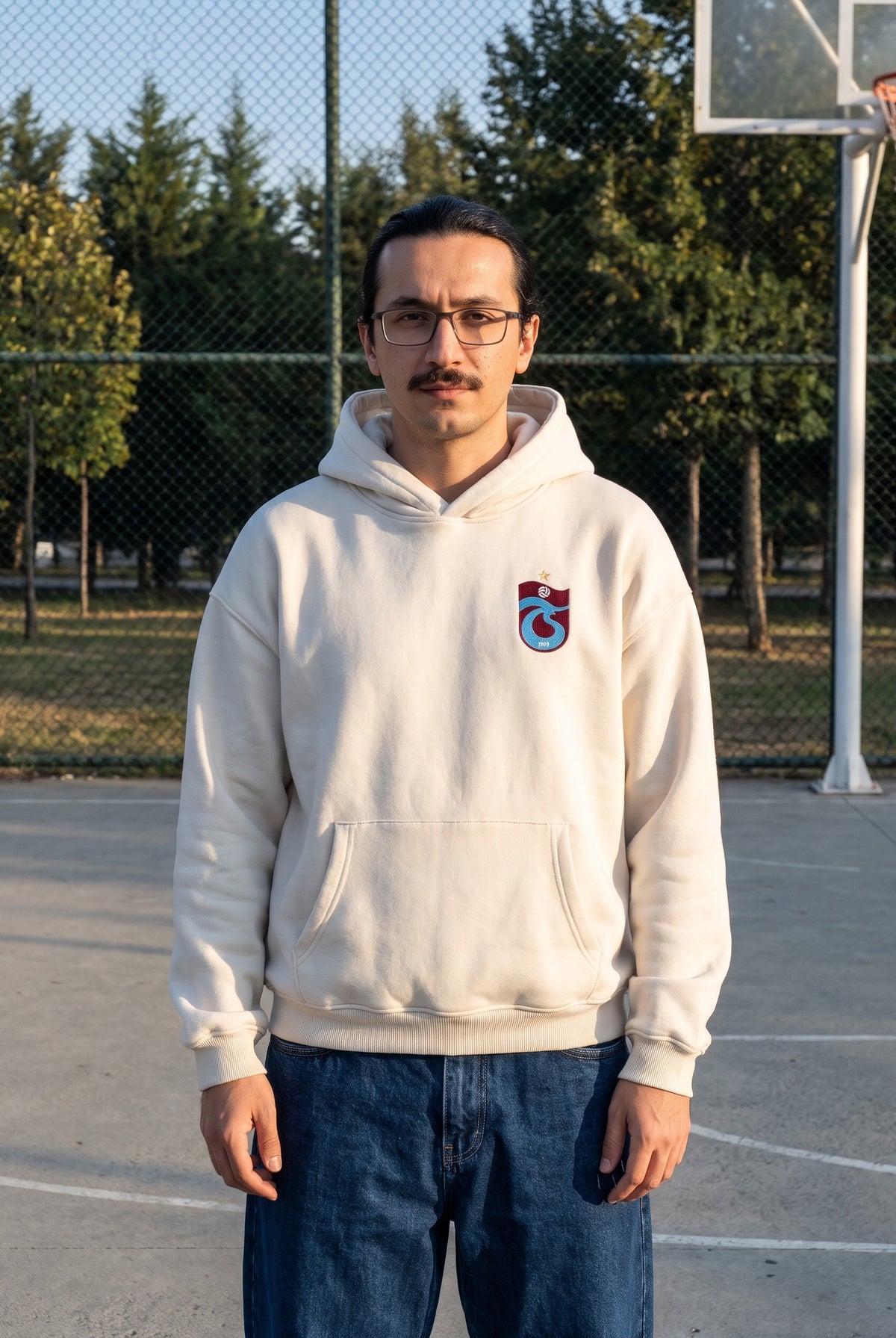 REALSTIL Trabzonspor Oversized Hoodie White Sand – Model Herren
