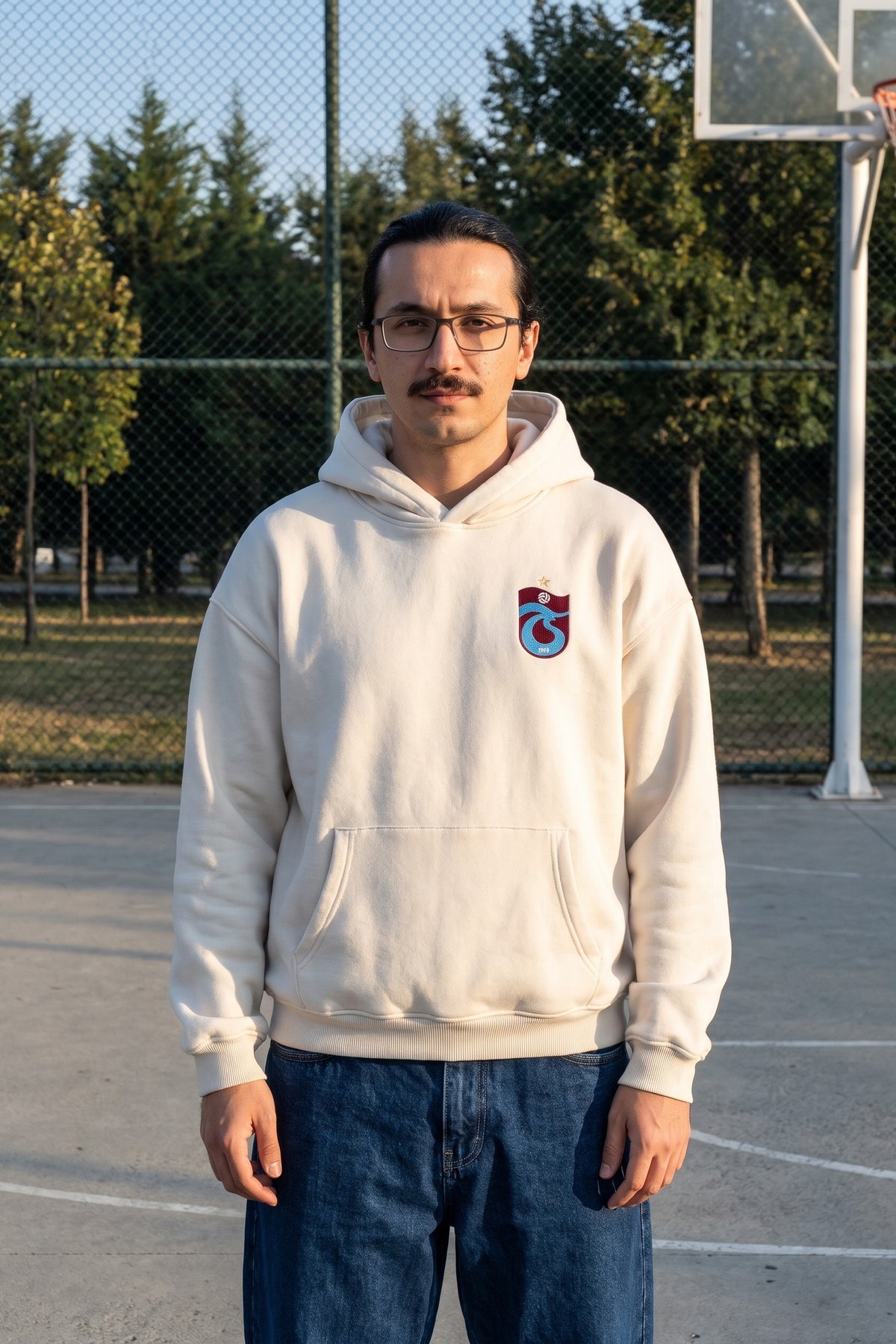 REALSTIL Trabzonspor Oversized Hoodie White Sand – Model Herren