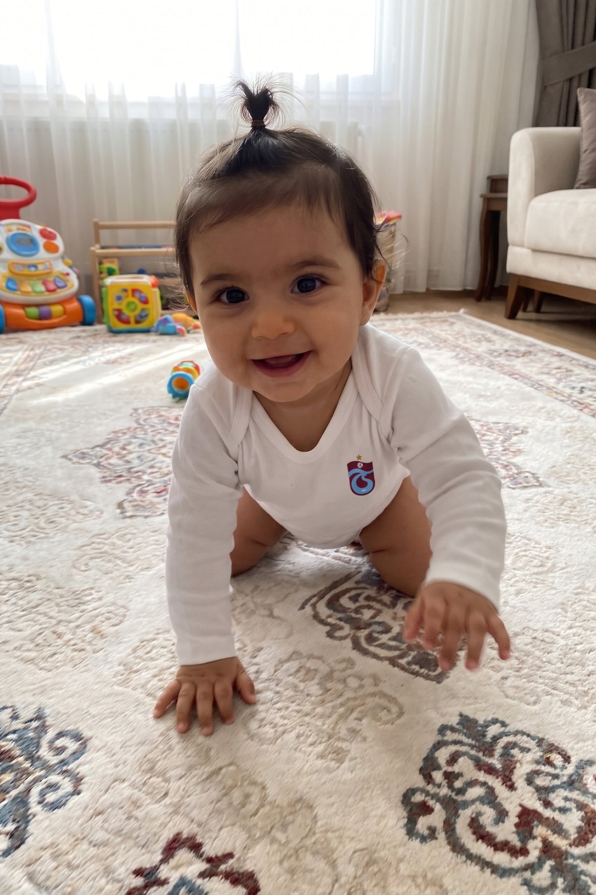 Trabzonspor Bio-Babybody Langarm – Baby trägt den Body