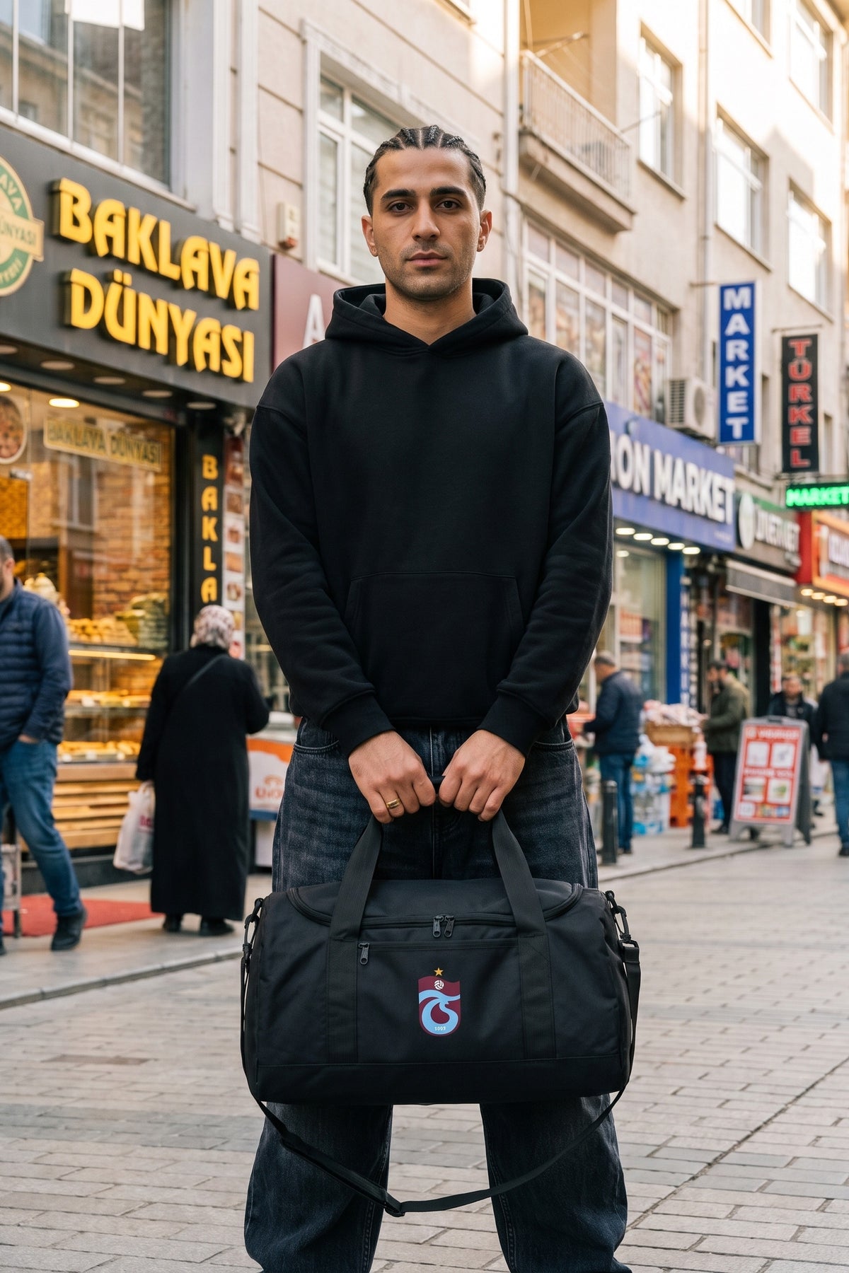 Trabzonspor Sporttasche in Schwarz – Model-Foto