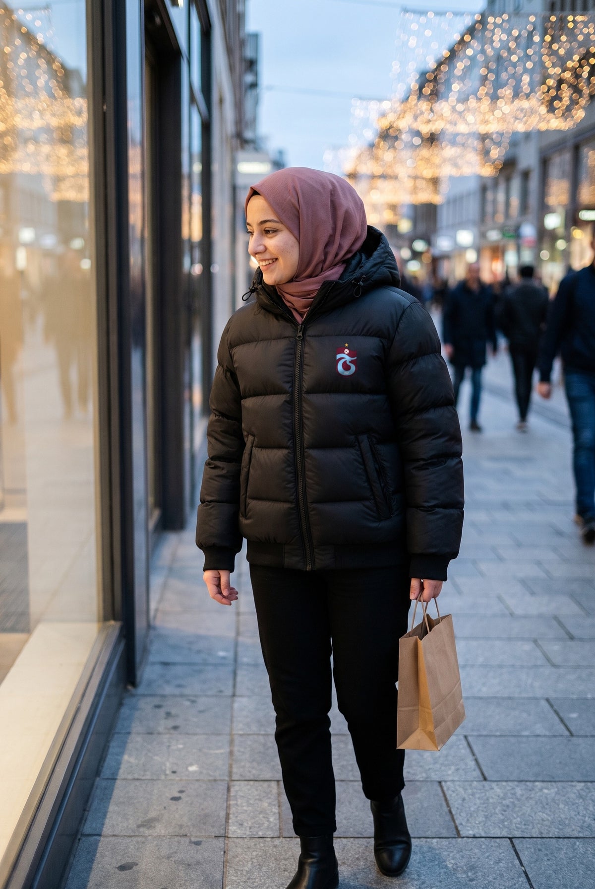 Trabzonspor Steppjacke in Schwarz – Model-Foto Damen mit Hijab