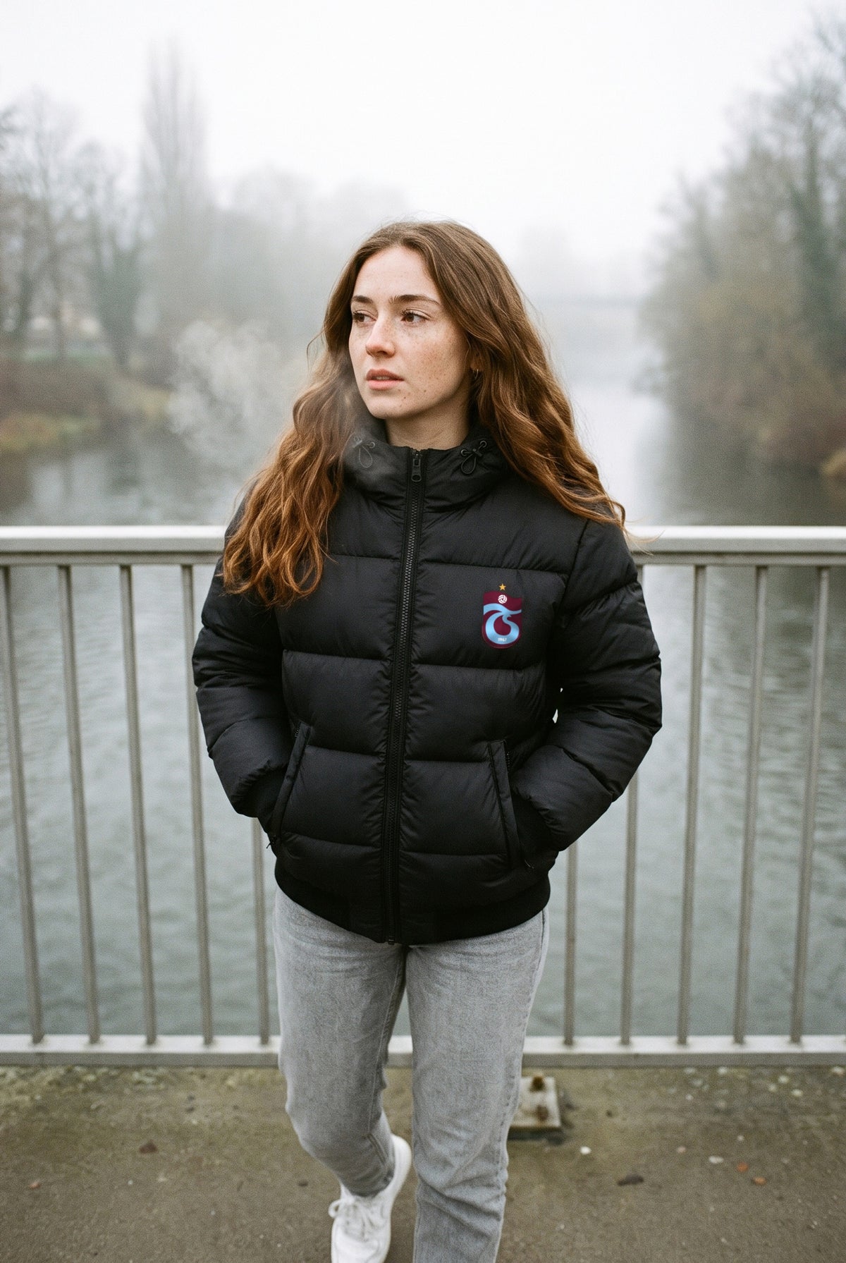 Trabzonspor Steppjacke in Schwarz – Model-Foto Damen