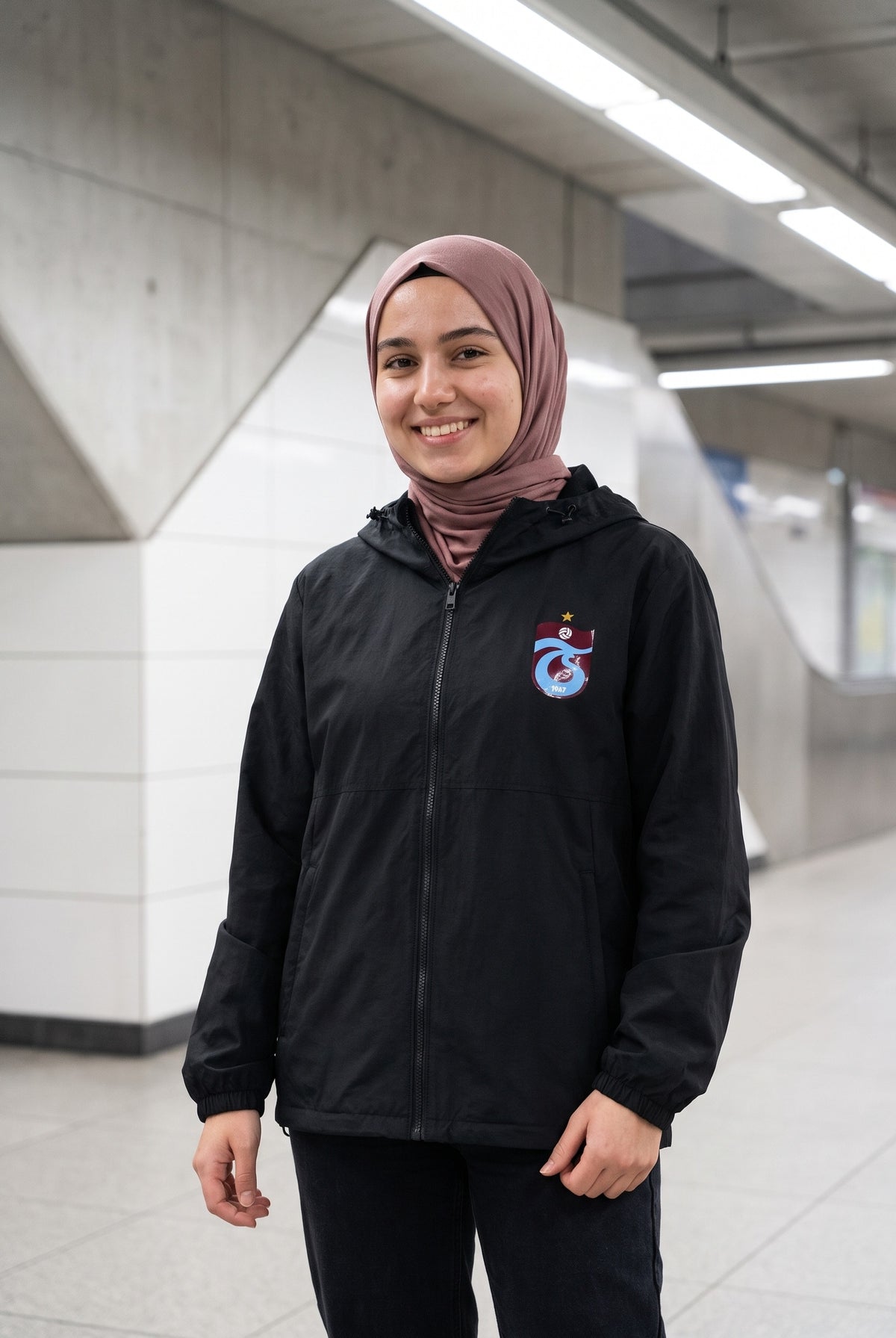 Trabzonspor Windbreaker in Schwarz – Model-Foto Damen mit Hijab