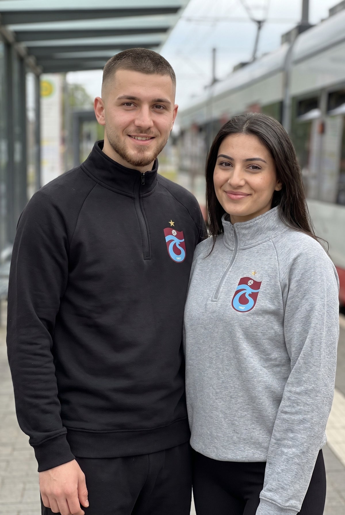 Trabzonspor Zip Longsleeve in Schwarz & Grau – Model-Foto Pärchen