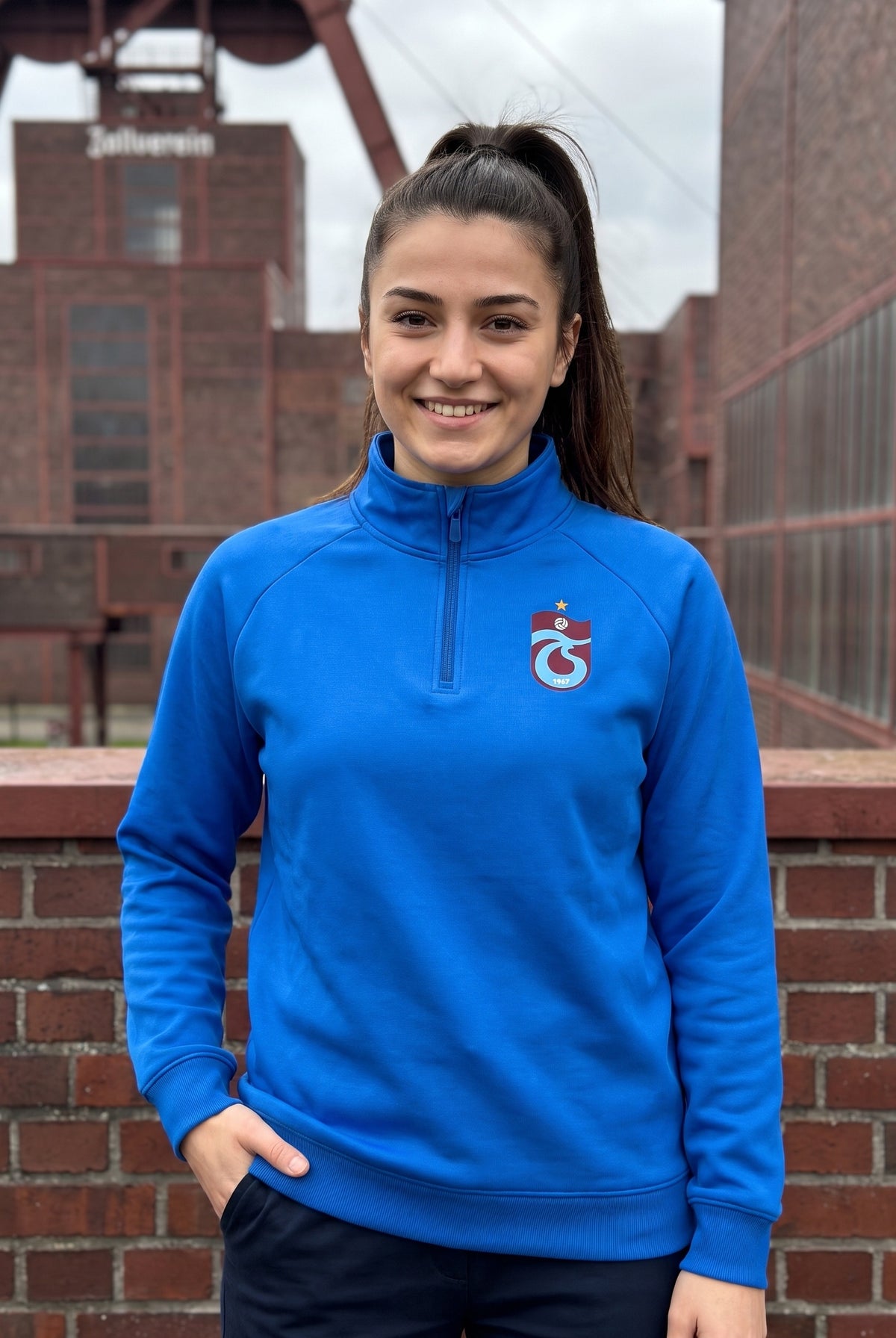 Trabzonspor Zip Longsleeve in Royal Blue – Model-Foto Damen