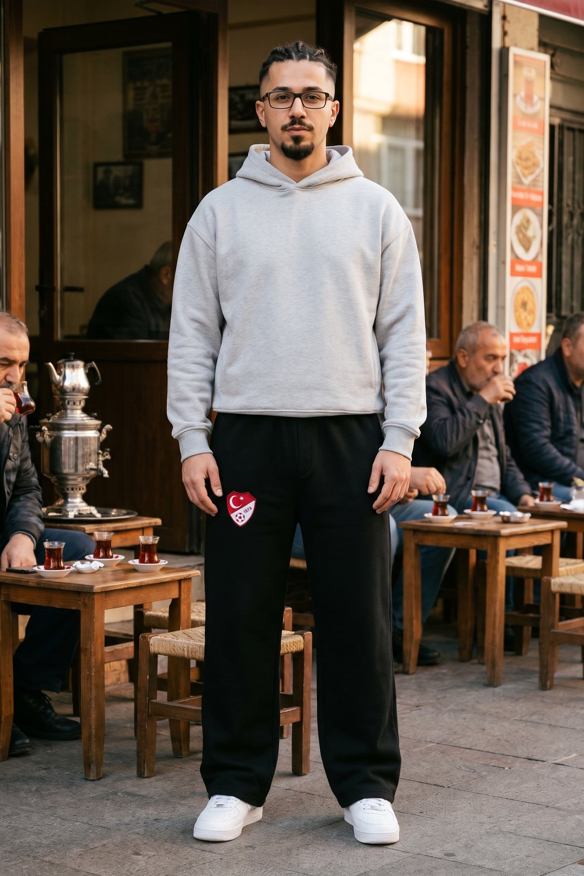 Türkiye Oversized Jogger in Heather Grey – getragen im Studio