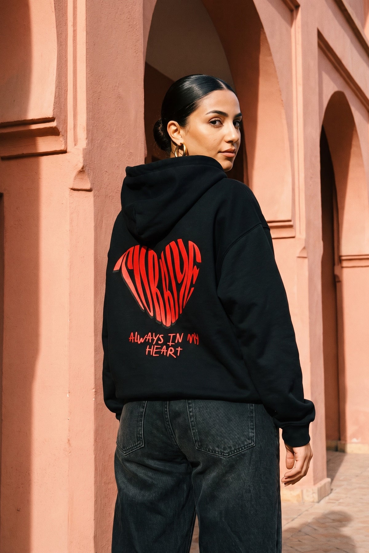 REALSTIL Türkiye Oversized Hoodie Black – Model Damen