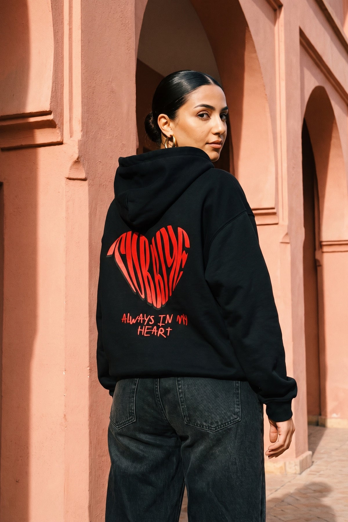 REALSTIL Türkiye Oversized Hoodie Black – Model Damen