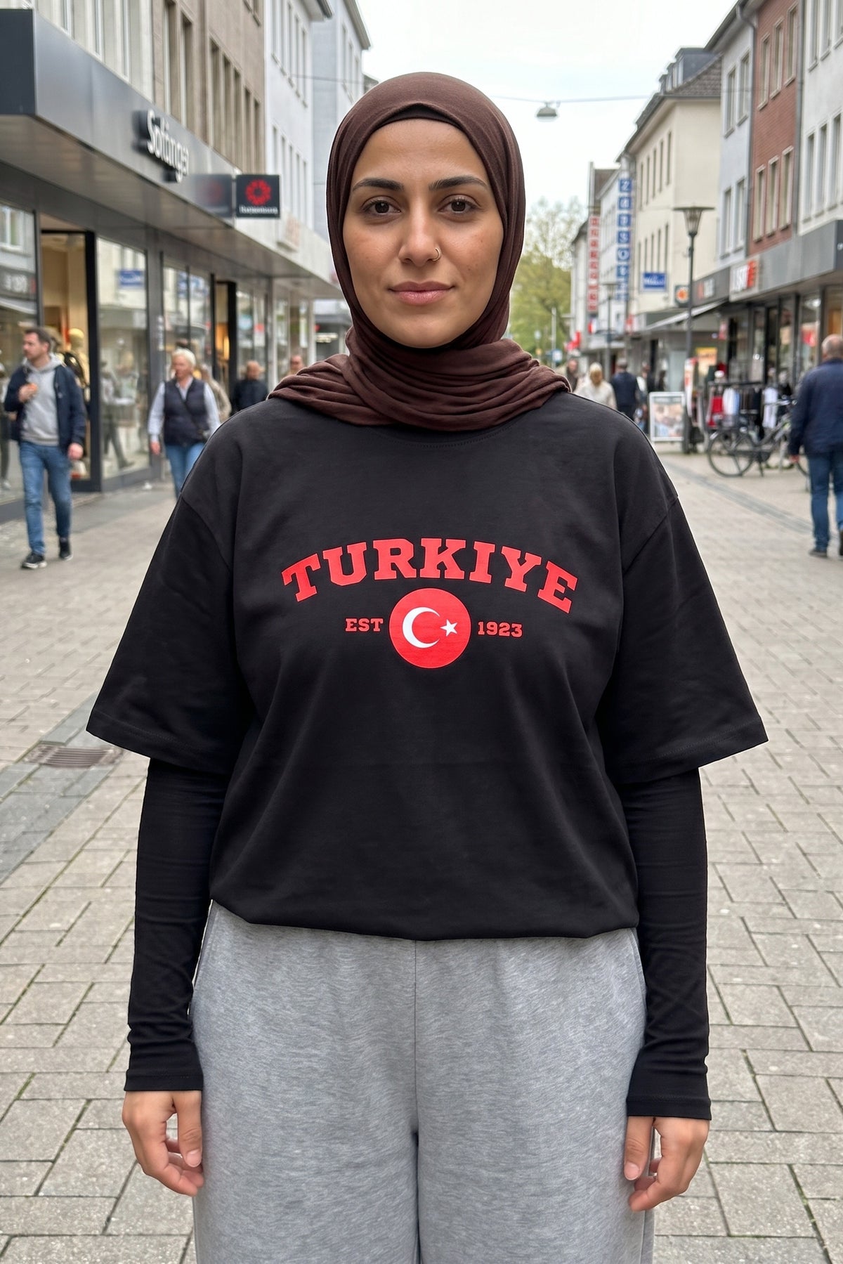 REALSTIL Türkiye Oversized T-Shirt Black – Model Damen