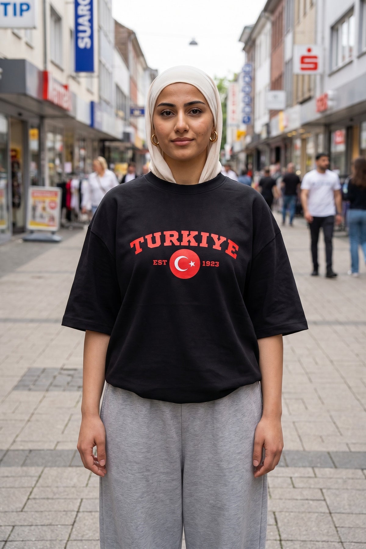 REALSTIL Türkiye Oversized T-Shirt Black – Model Damen