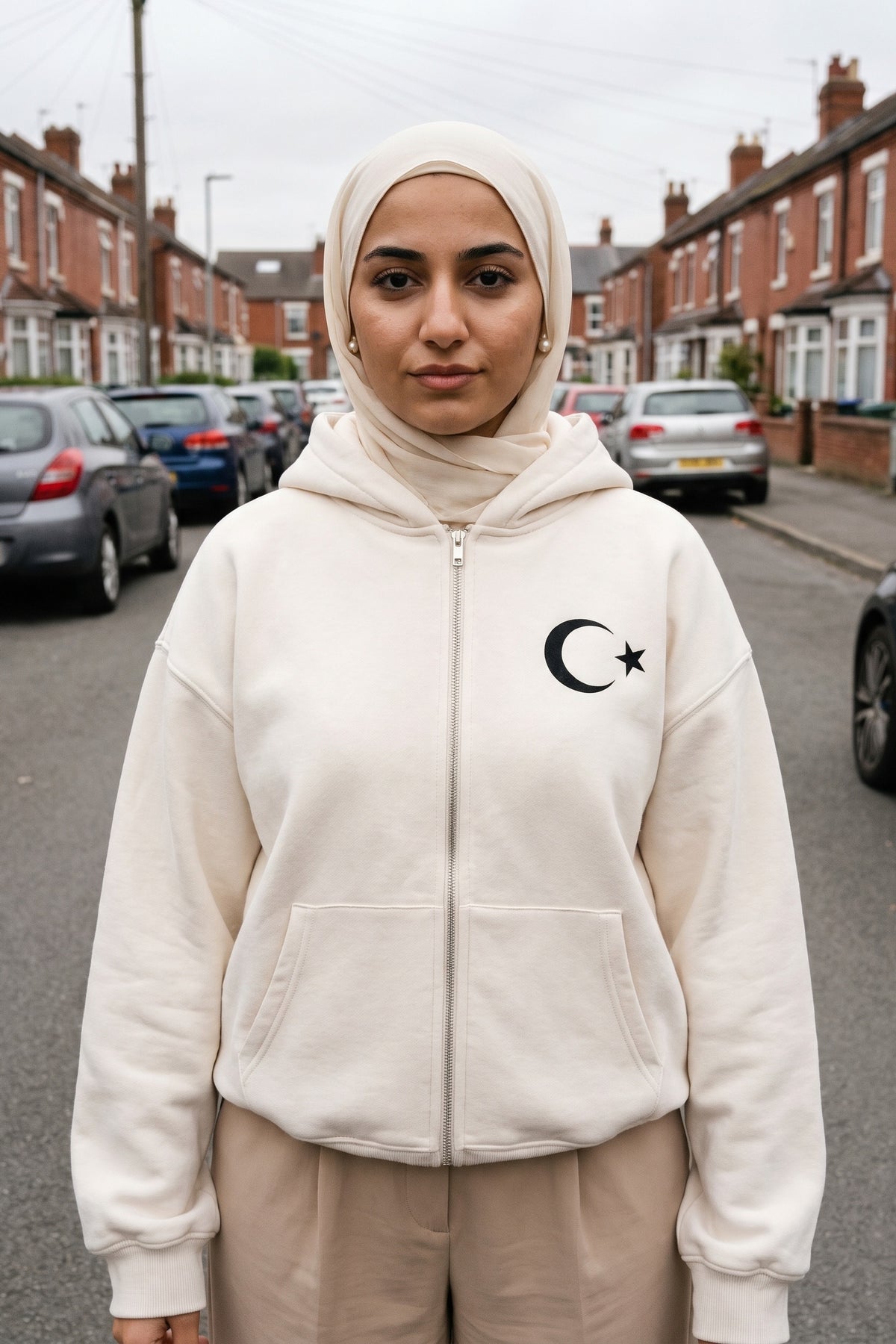 REALSTIL Türkiye Oversized Zipper Hoodie White Sand – Model Damen