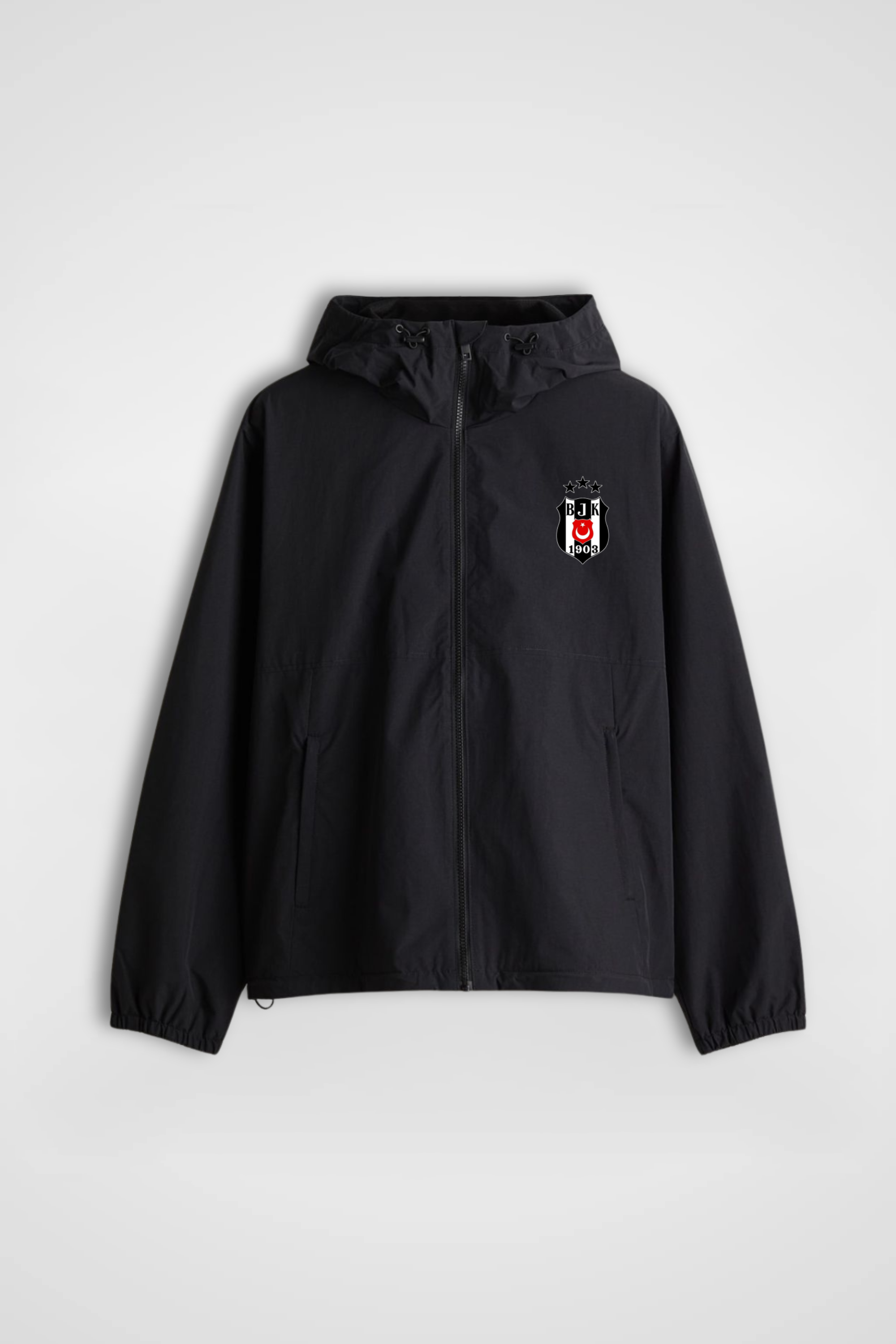 Schwarzer Beşiktaş Windbreaker mit Beşiktaş-Wappen auf der Brust – Vorderansicht