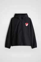 Schwarzer Türkiye Windbreaker mit rot-weißem Herzmotiv – Vorderansicht