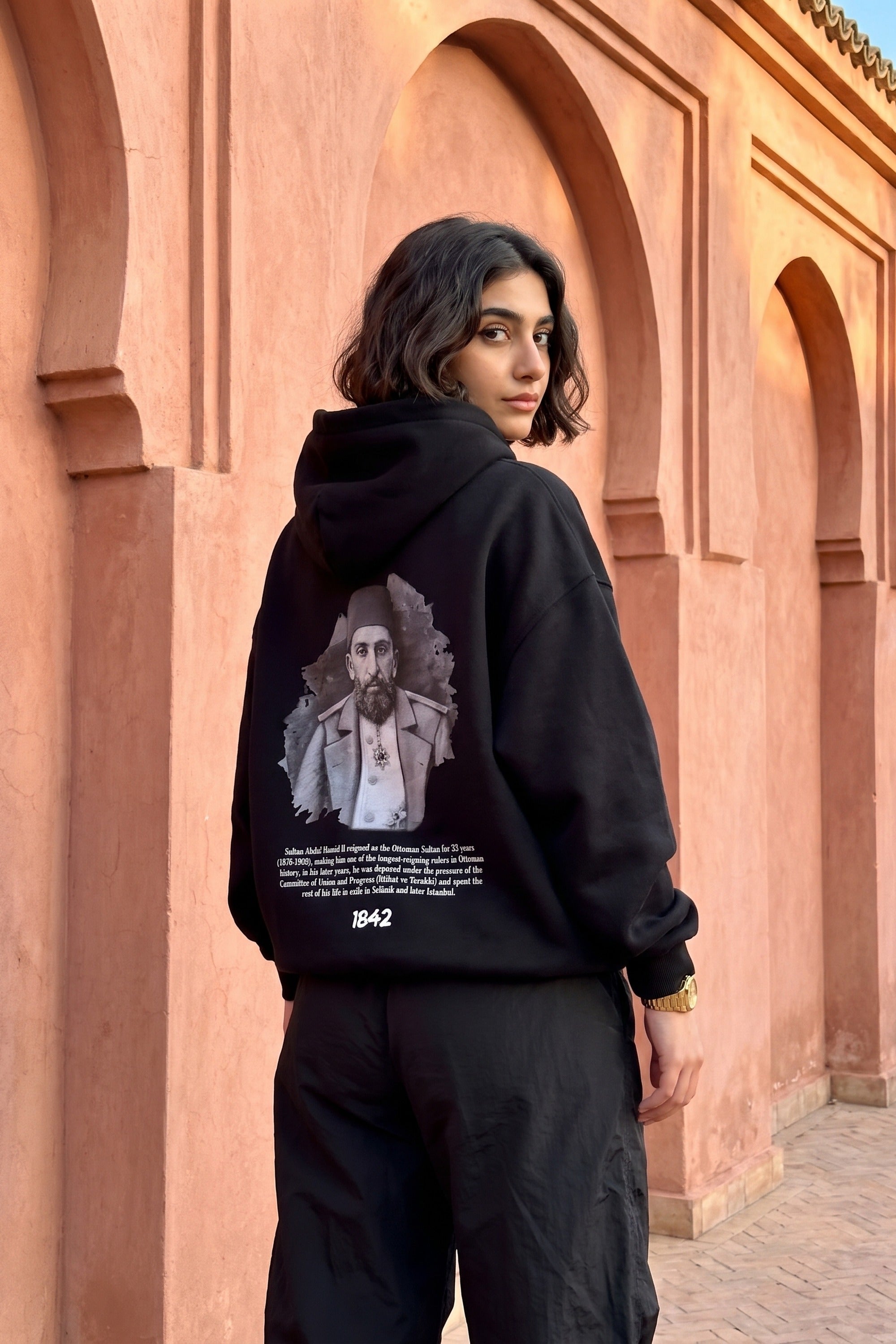 REALSTIL Abdülhamid Sultan Oversized Hoodie Black – Model Damen