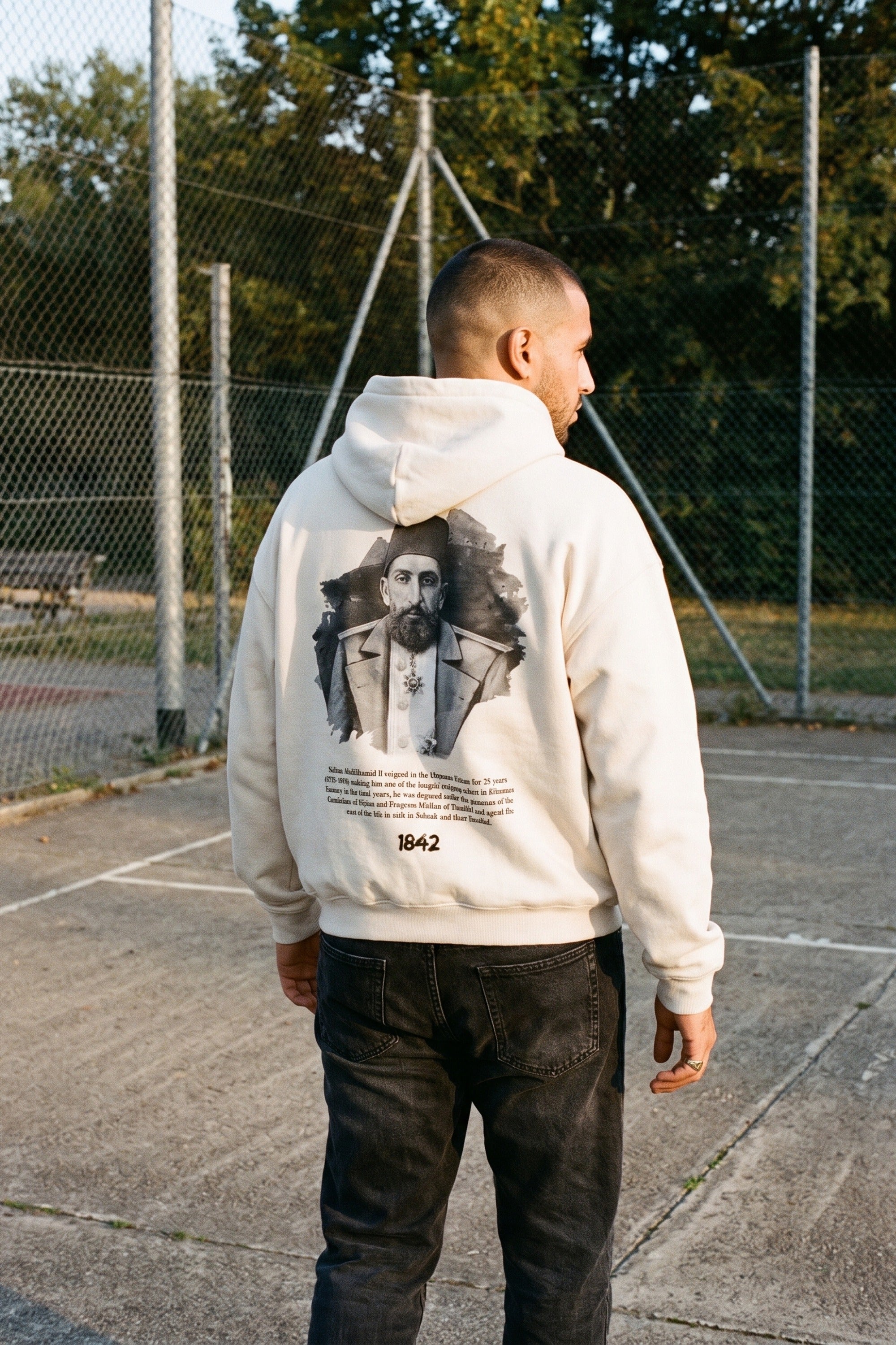 REALSTIL Abdülhamid Sultan Oversized Hoodie White Sand – Model Herren