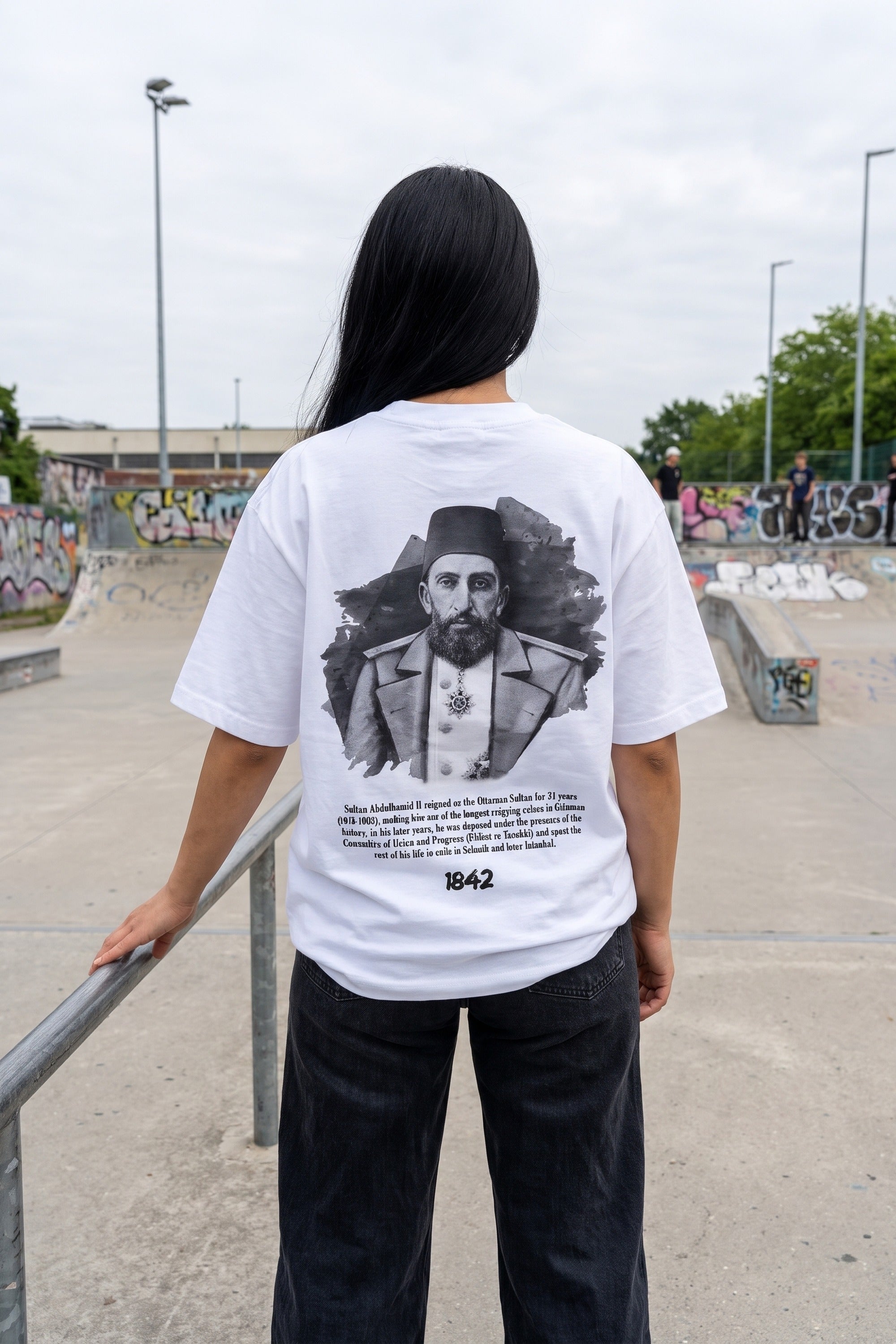 REALSTIL Abdülhamid Sultan Oversized T-Shirt White – Model Damen