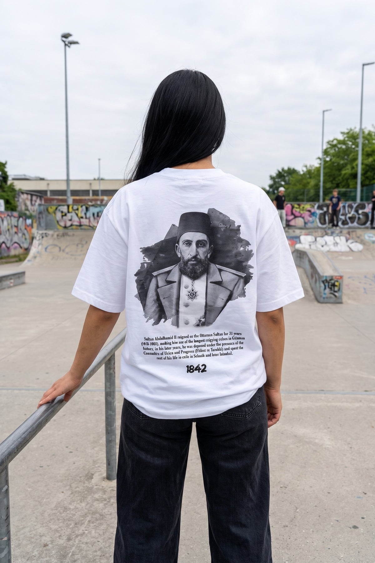 REALSTIL Abdülhamid Sultan Oversized T-Shirt White – Model Damen