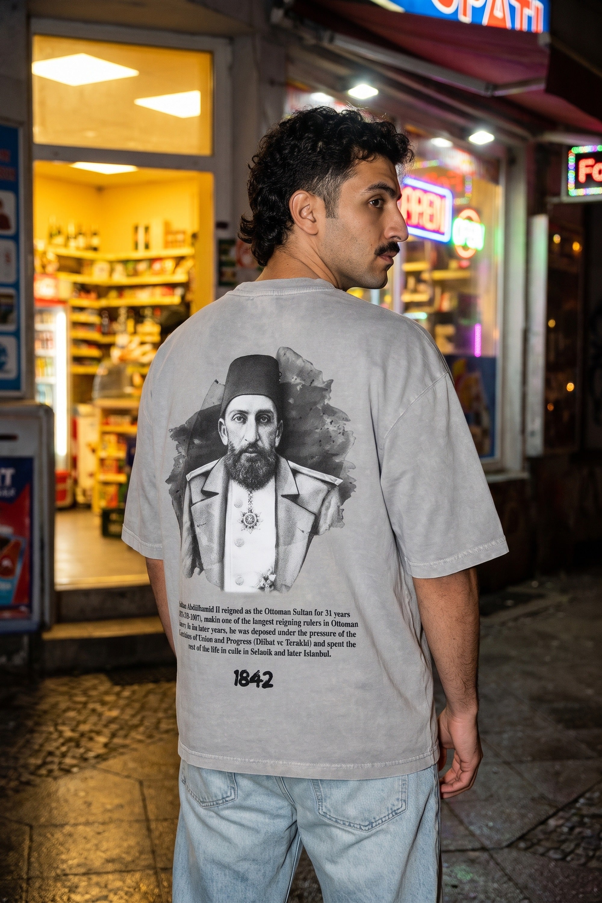 Abdülhamid Sultan Washed T-Shirt in Washed Grey – Model-Foto Herren, Rückenprint