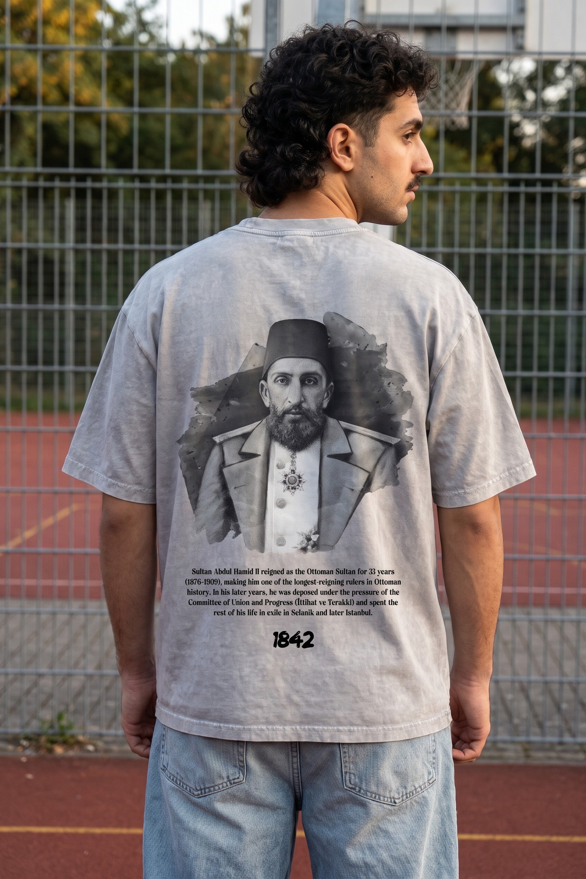 Abdülhamid Sultan Washed T-Shirt in Washed Grey – Model-Foto Herren, Nahaufnahme Rückenprint