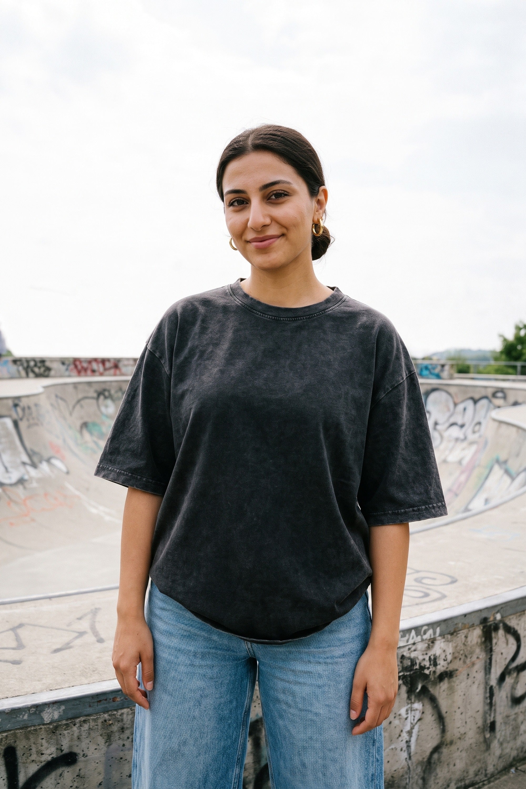 Abdülhamid Sultan Washed T-Shirt in Washed Black – Model-Foto Damen, schlichte Vorderseite