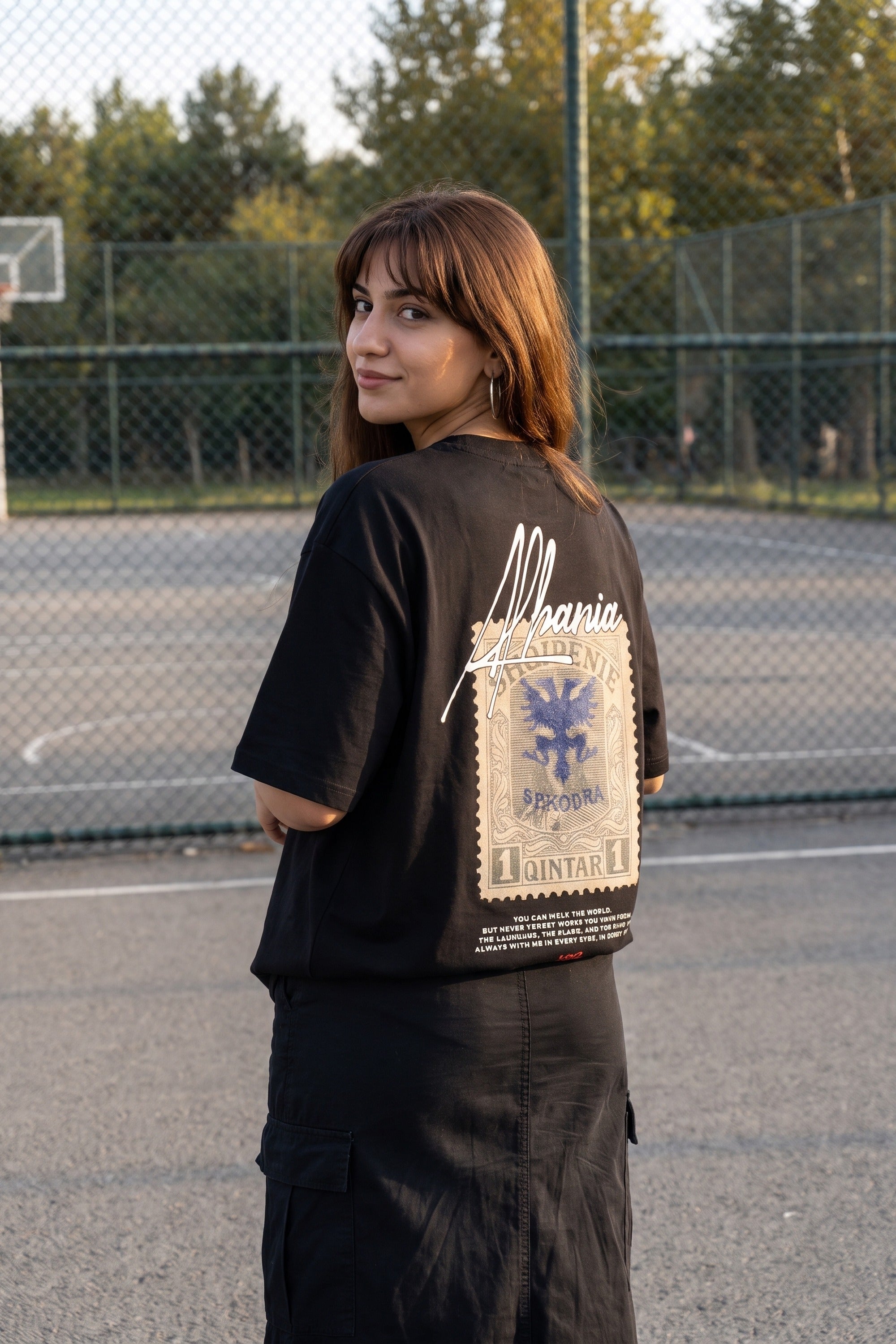 REALSTIL Albania Oversized T-Shirt Black – Model Damen