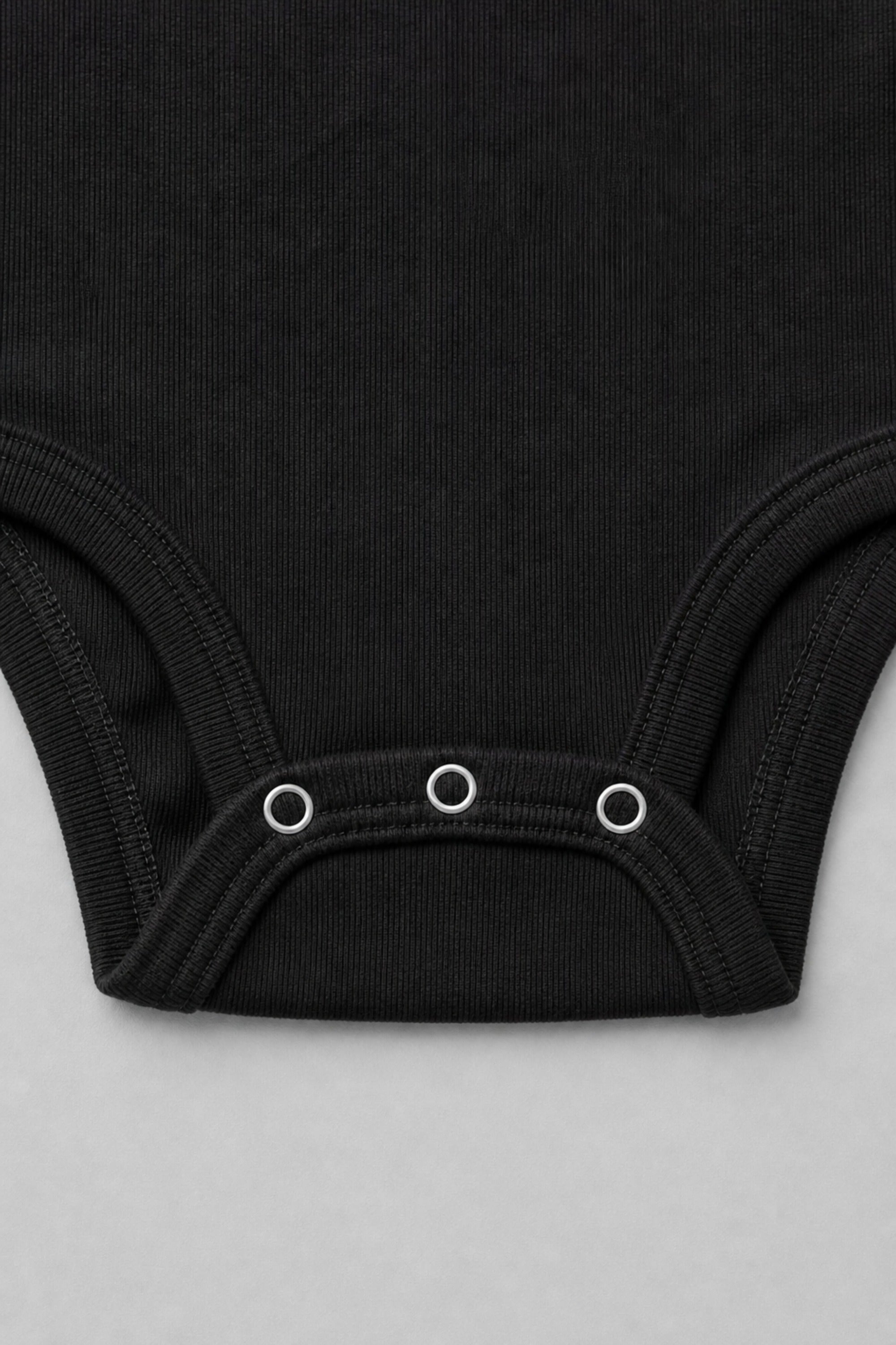 REALSTIL Göktürk Bio-Babybody – Detail: Druckknöpfe am Schritt