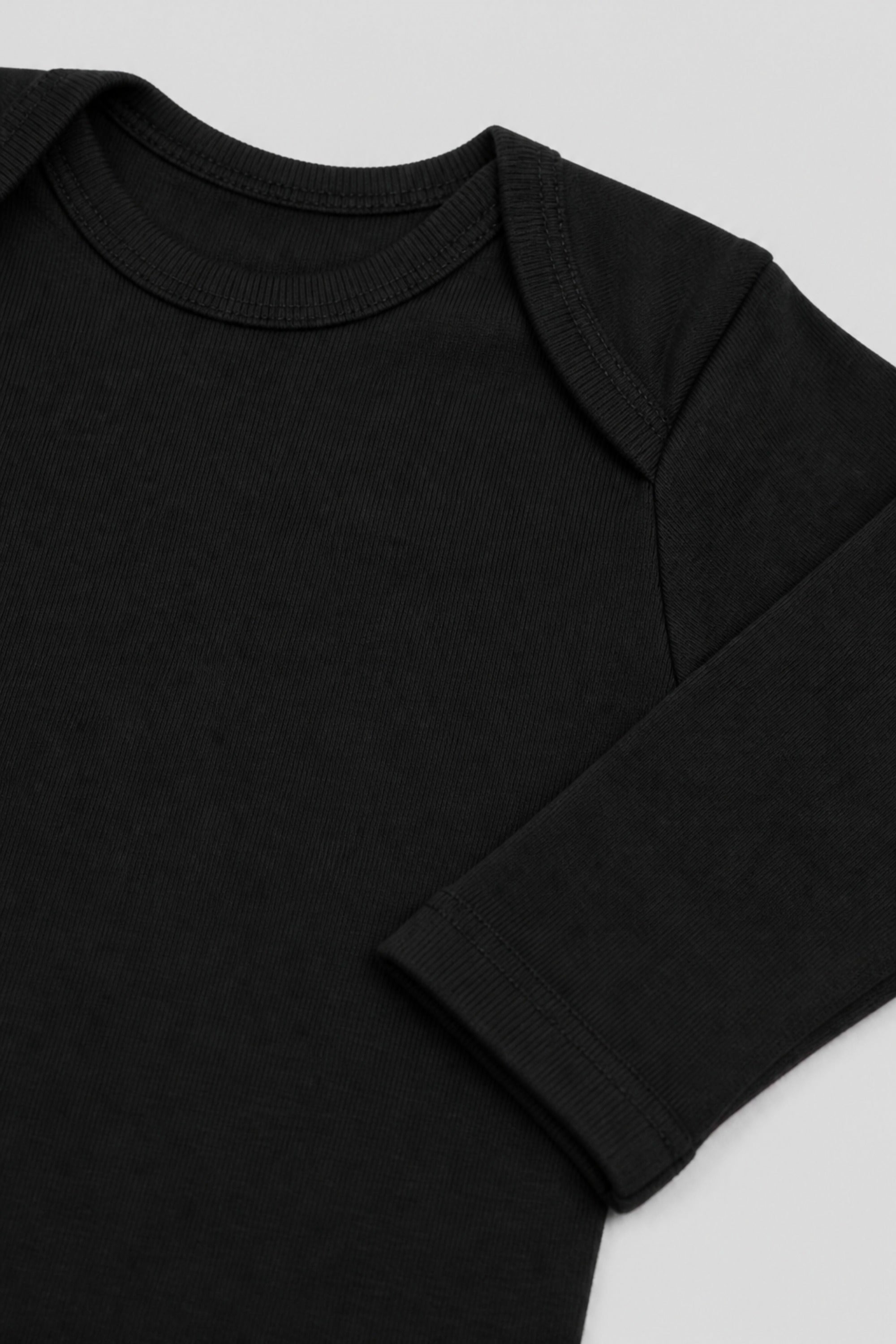 REALSTIL Trabzonspor Bio-Babybody – Detail: Amerikaner-Schulter und Bündchen