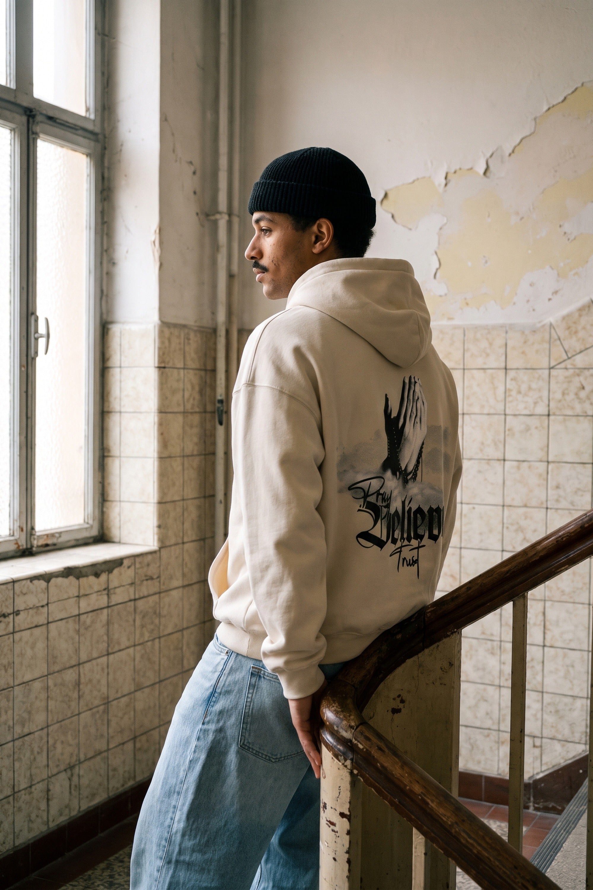 REALSTIL Believe Oversized Hoodie White Sand – Model Herren