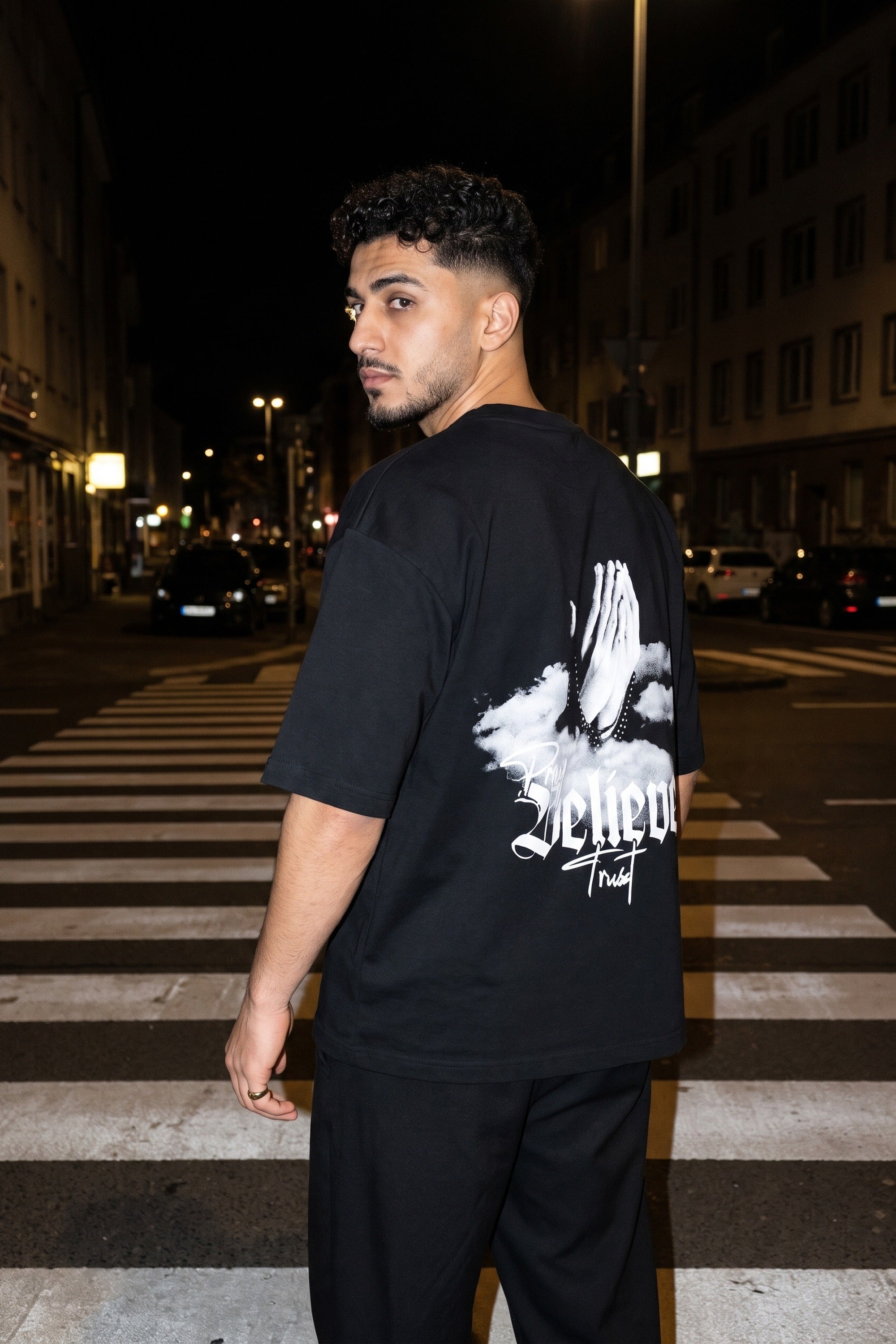 REALSTIL Believe Oversized T-Shirt Black – Model Herren