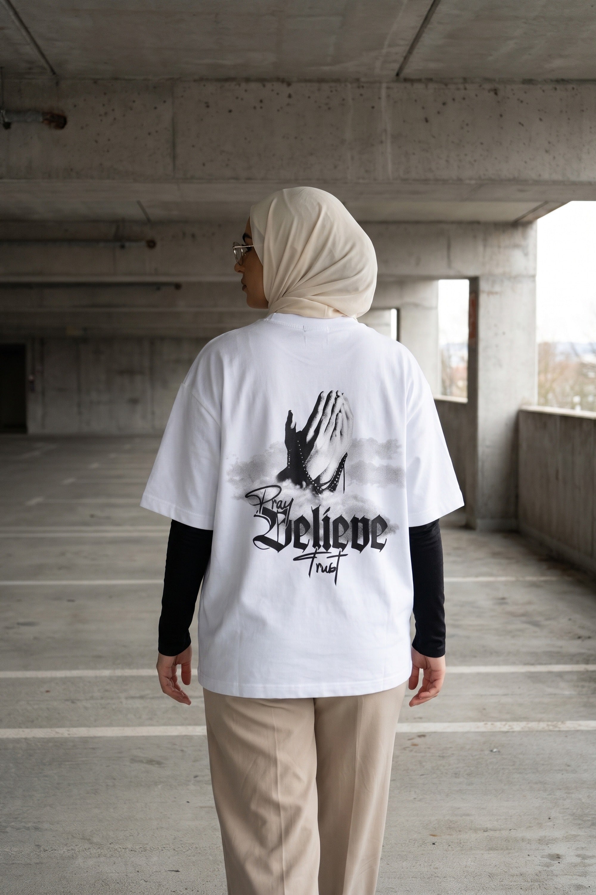 REALSTIL Believe Oversized T-Shirt White – Model Damen