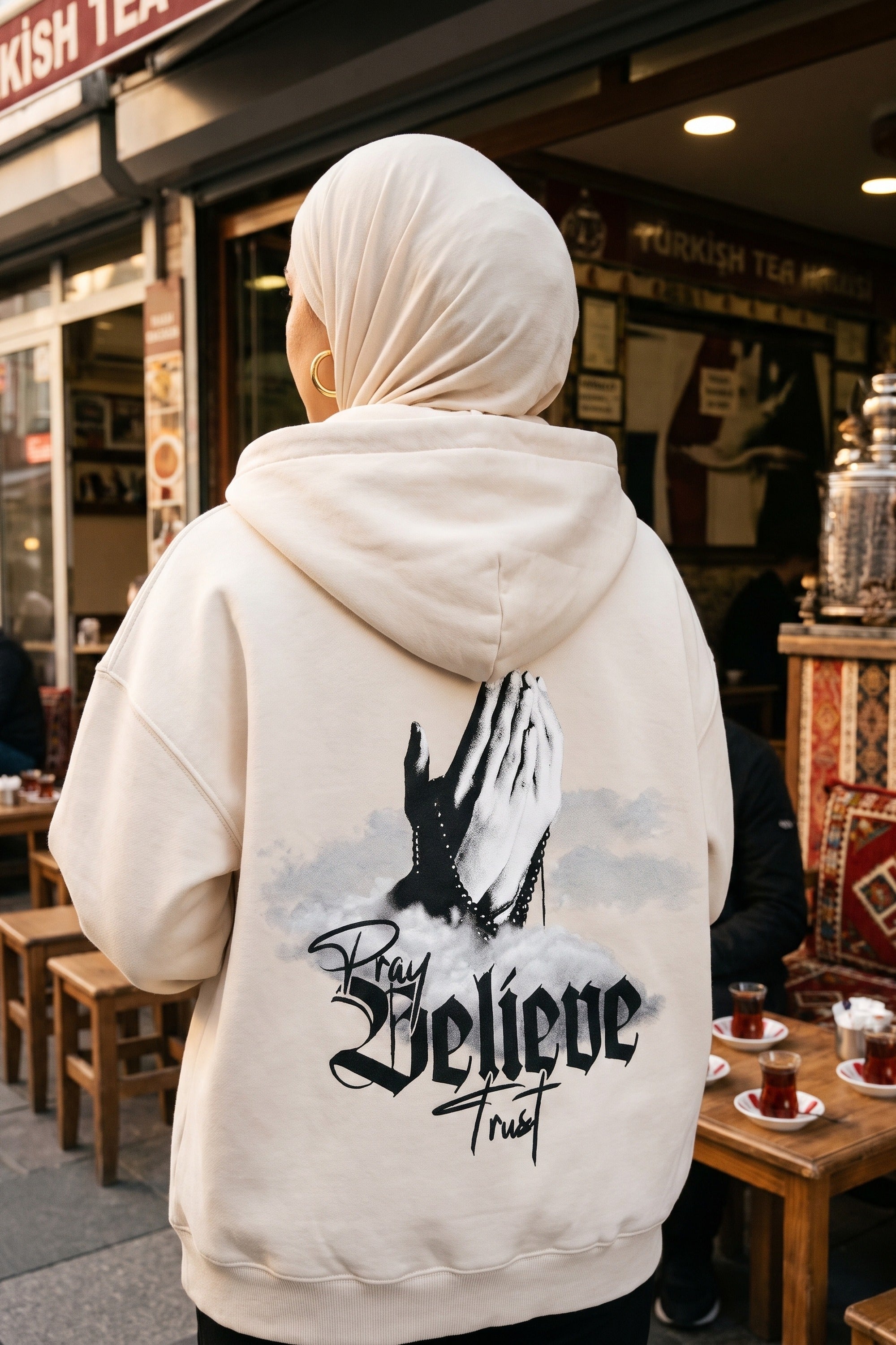 REALSTIL Believe Oversized Zipper Hoodie White Sand – Model Damen