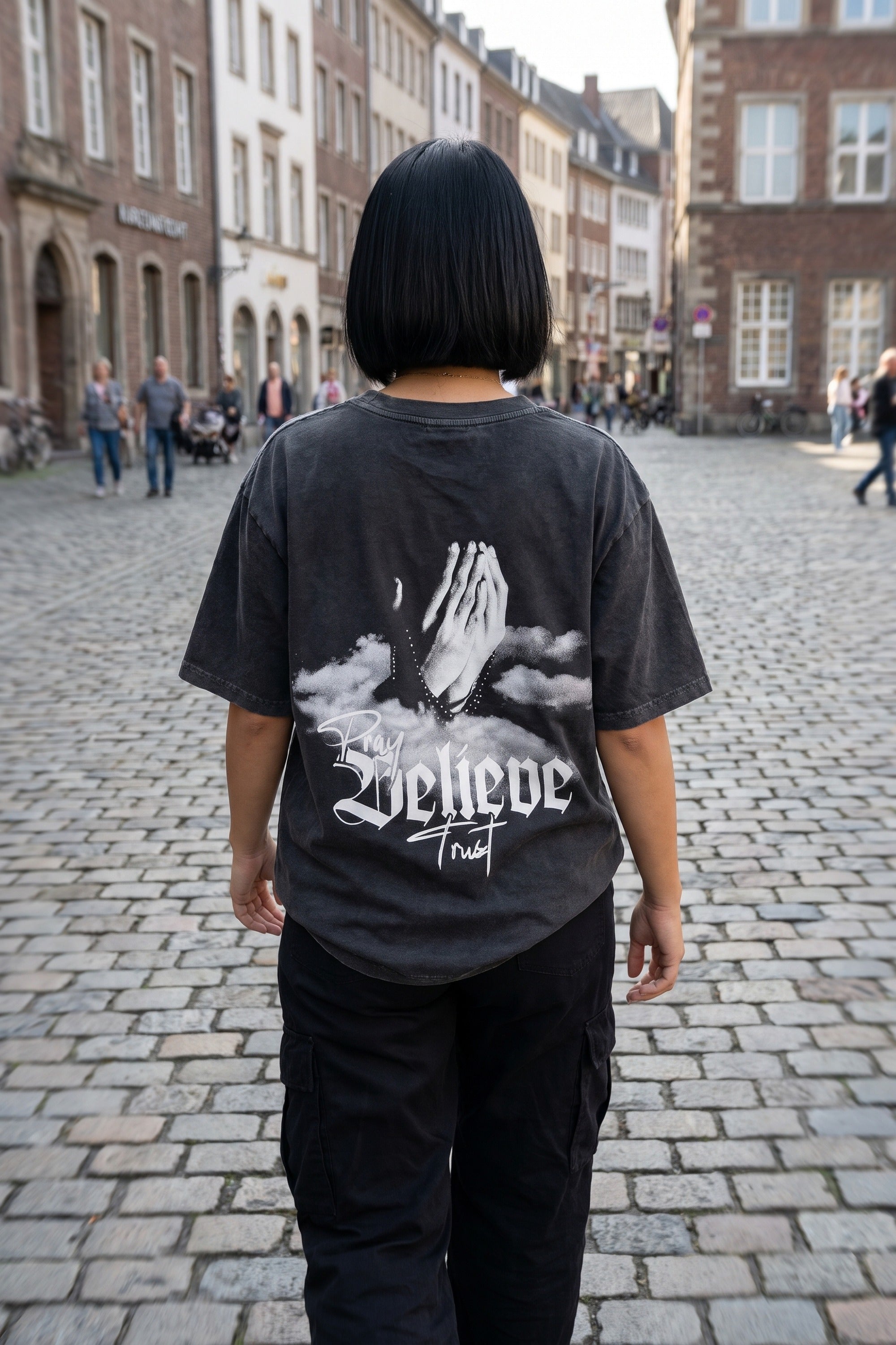 Believe Washed T-Shirt in Washed Black – Model-Foto Damen, Rückenprint