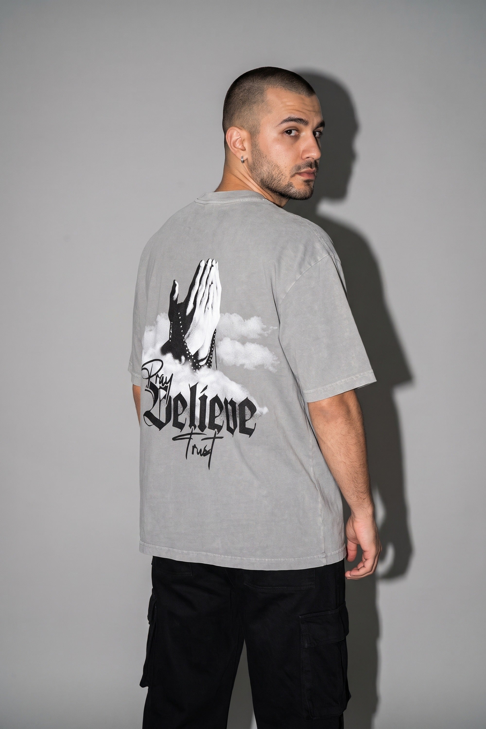 Believe Washed T-Shirt in Washed Grey – Model-Foto Herren, Rückenprint