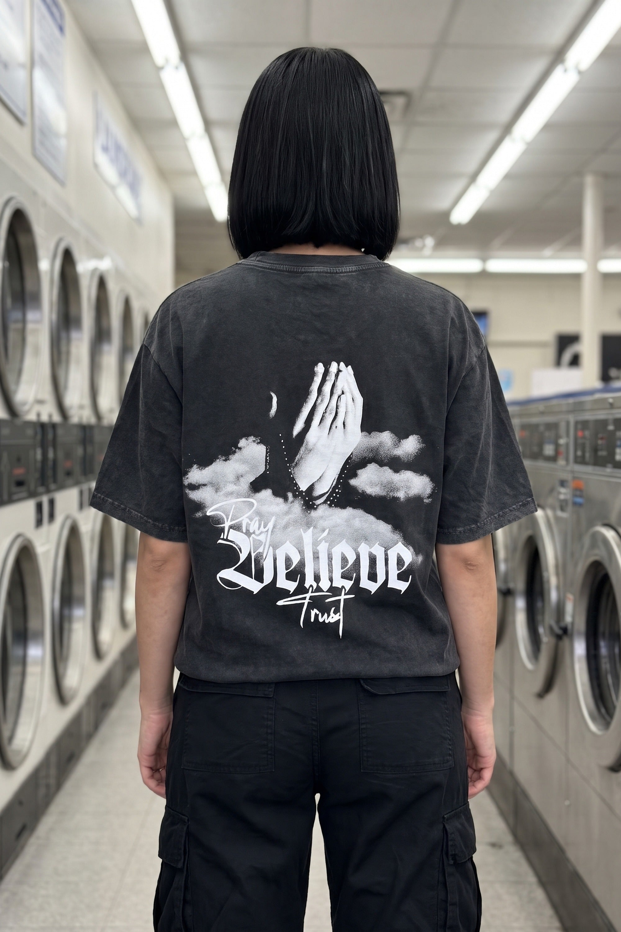 Believe Washed T-Shirt in Washed Black – Model-Foto Damen, Nahaufnahme Rückenprint