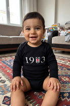 Beşiktaş Bio-Babybody Langarm – Çarşı – Baby trägt den Body