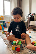 Beşiktaş Bio-Babybody Langarm – Kara Kartal – Baby trägt den Body