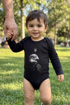 Beşiktaş Bio-Babybody Langarm – Kara Kartal – Baby trägt den Body