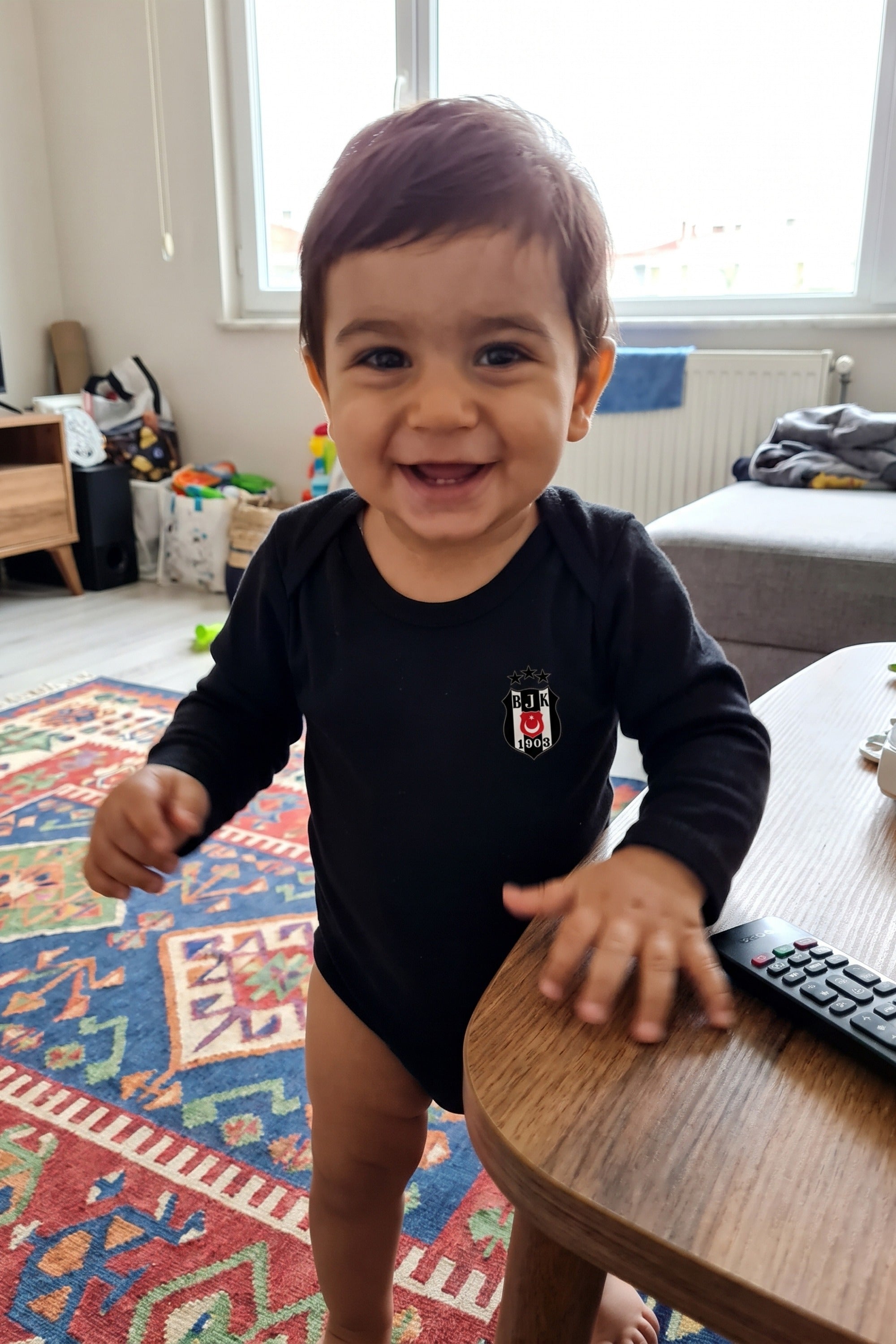 Beşiktaş Bio-Babybody Langarm – Kartal – Baby trägt den Body