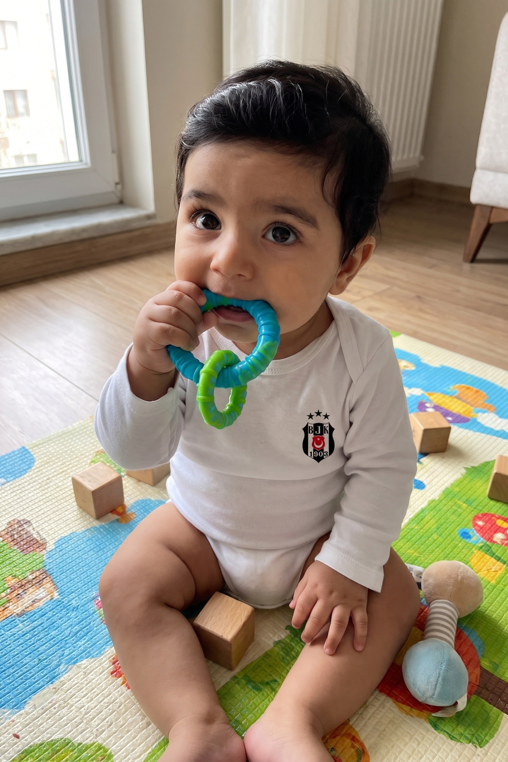 Beşiktaş Bio-Babybody Langarm – Kartal – Baby trägt den Body