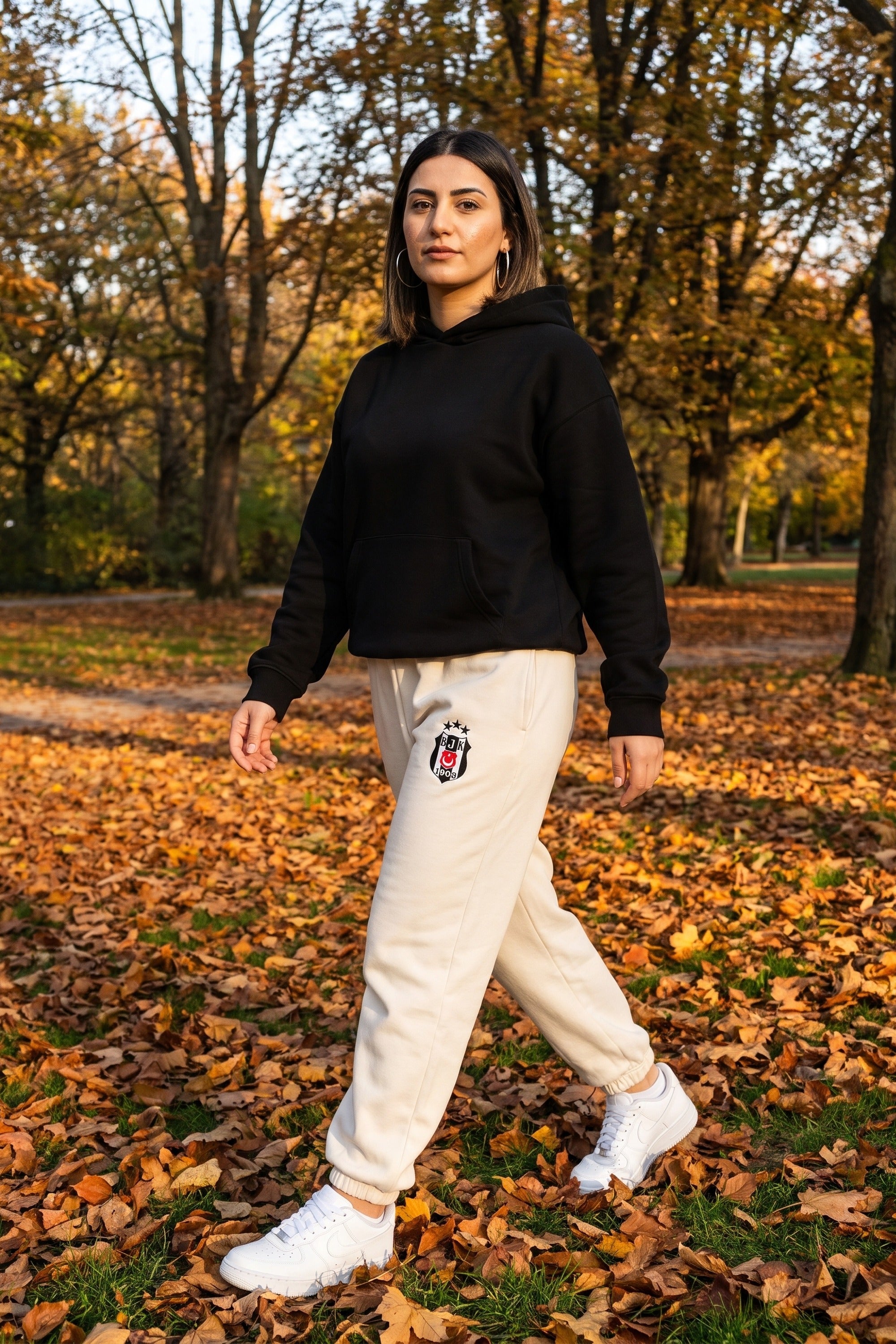 Beşiktaş Jogger in Weiß – getragen im Studio