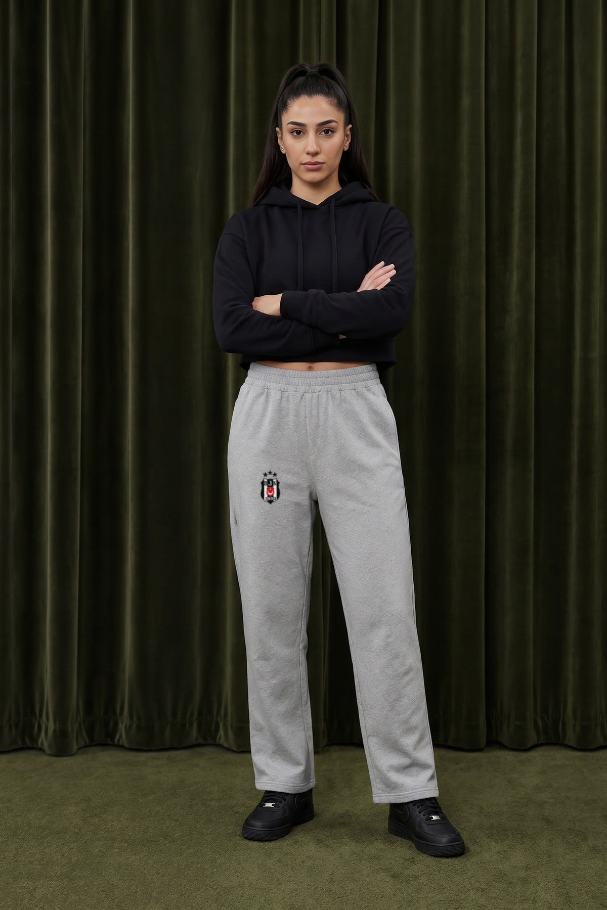 Beşiktaş Oversized Jogger in Heather Grey – getragen im Studio