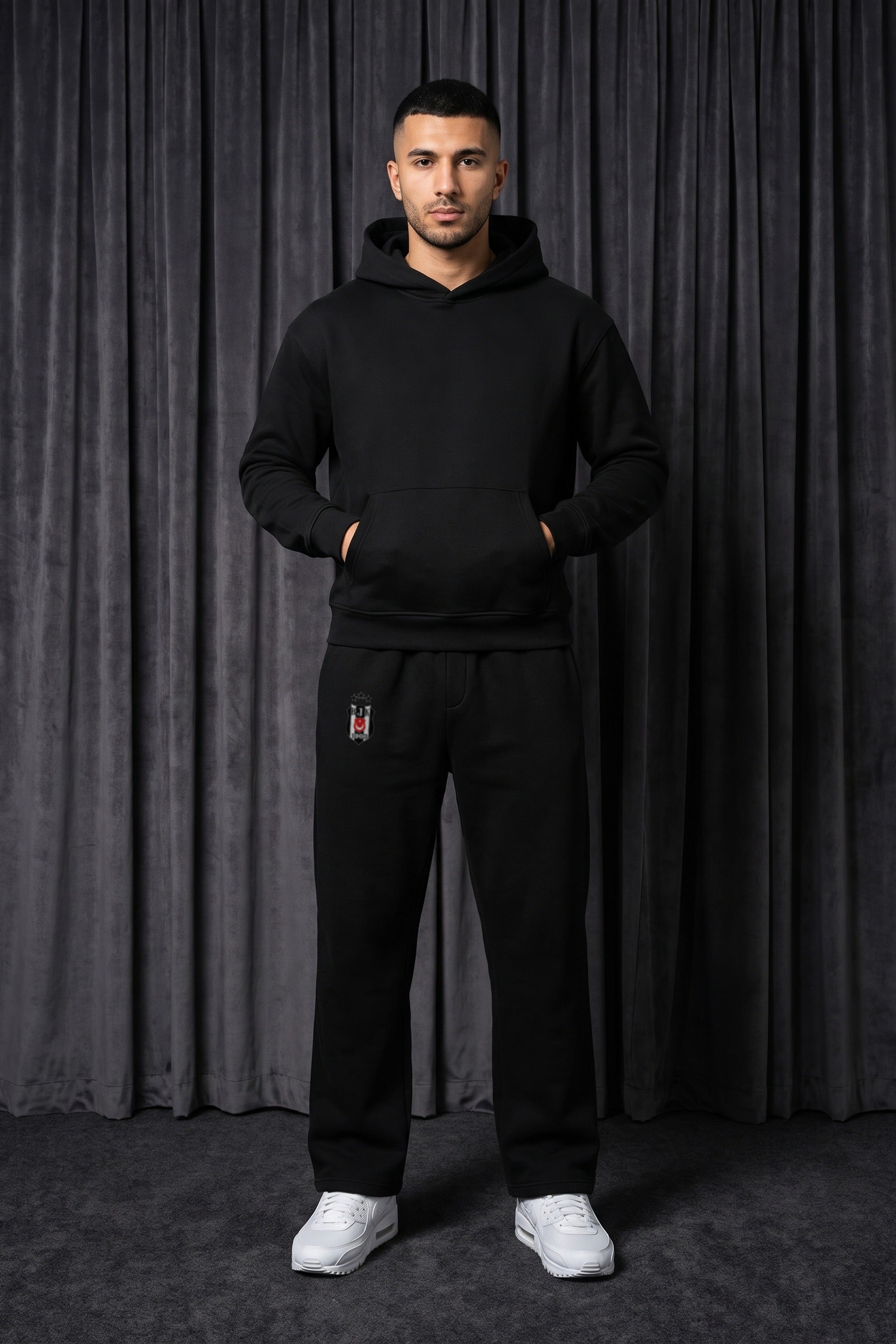 Beşiktaş Oversized Jogger in Schwarz – getragen im Studio