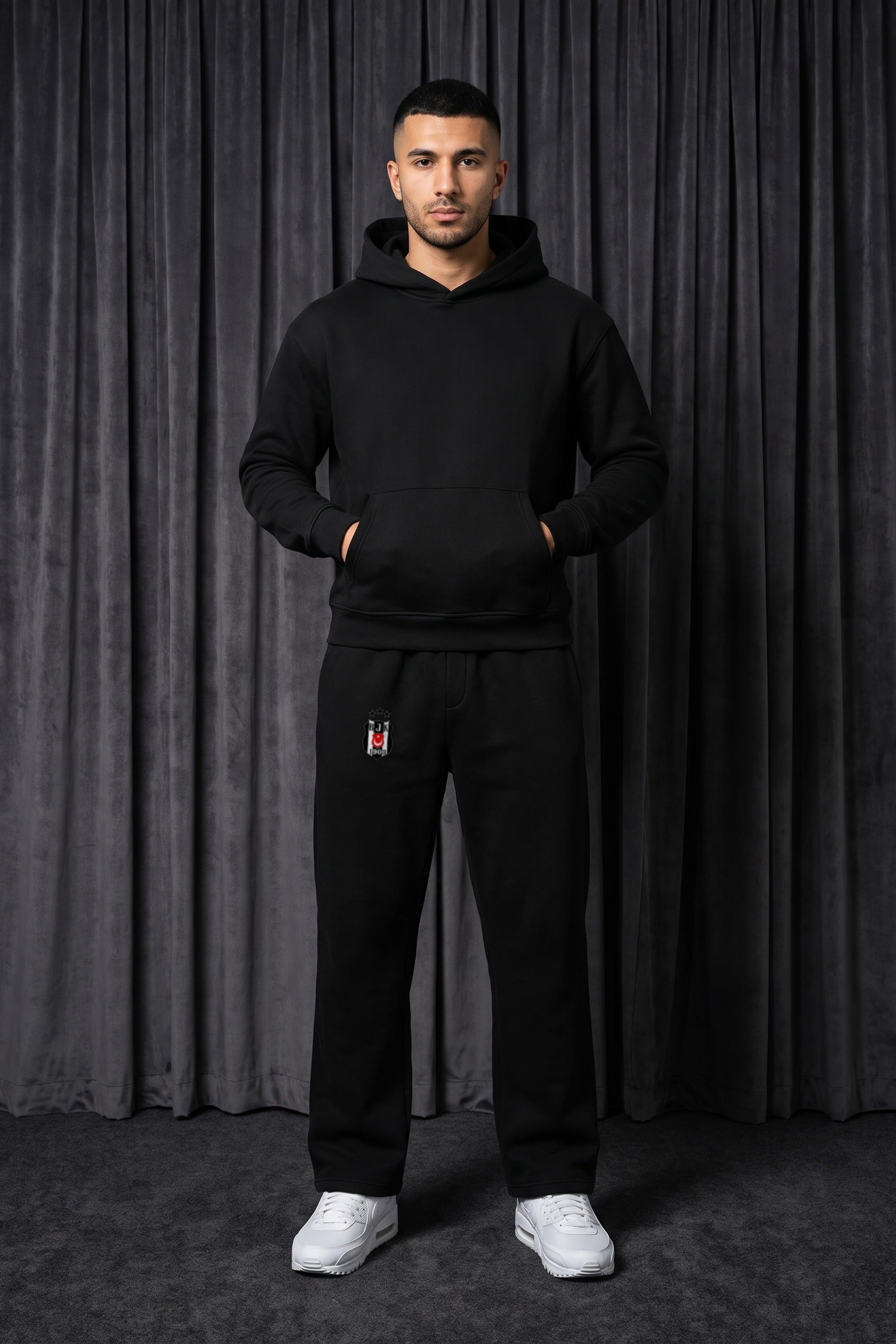 Beşiktaş Oversized Jogger in Schwarz – getragen im Studio