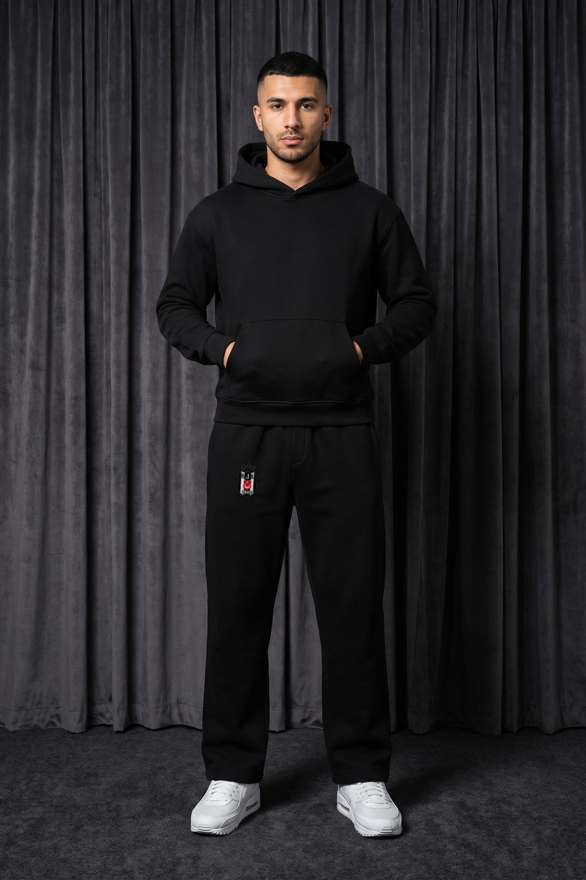 Beşiktaş Oversized Jogger in Schwarz – getragen im Studio