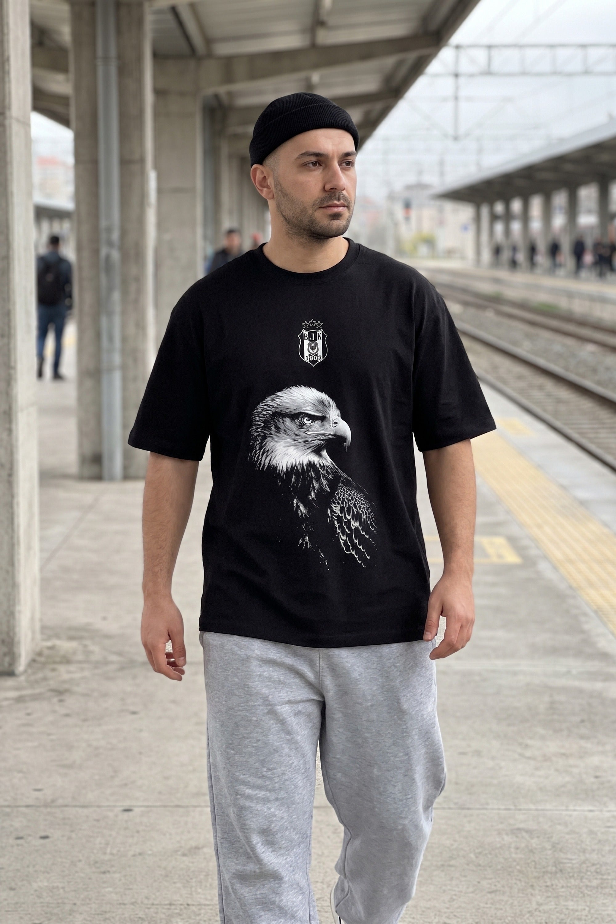 REALSTIL Beşiktaş Oversized T-Shirt Black – Model Herren
